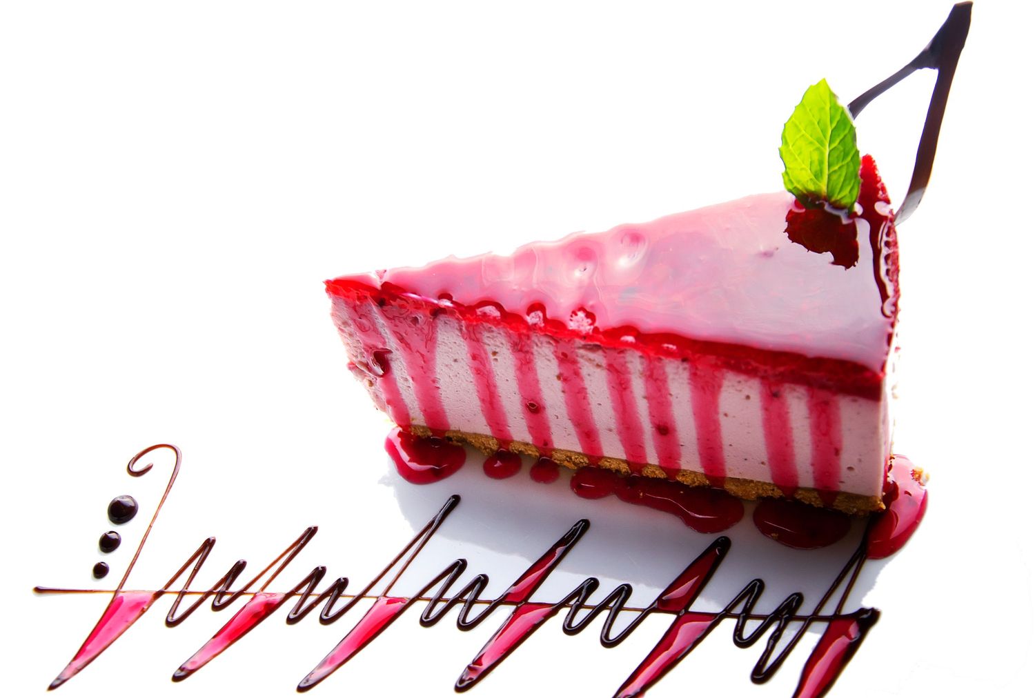 Tarta de fresa con presentación artística, fotografía profesional de postres.