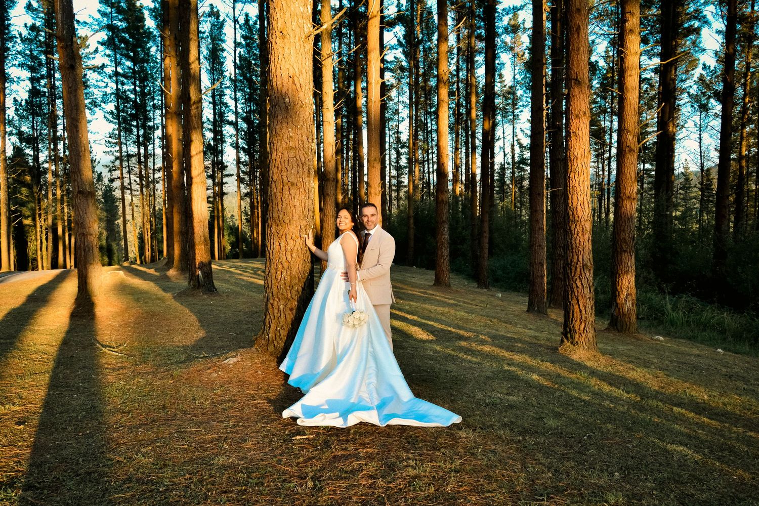Fotografía de novios en exterior con un estilo de edición cinematográfico.