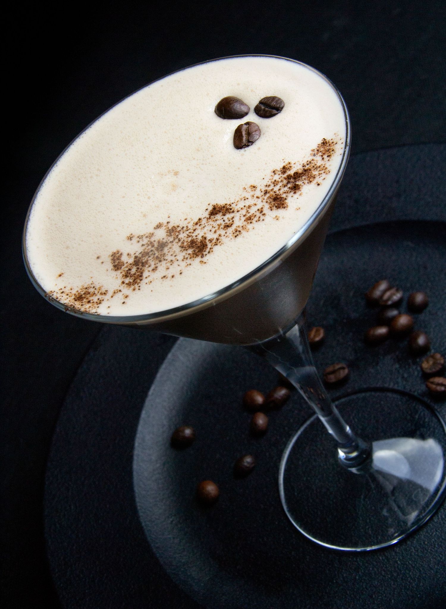 Postre cremoso con granos de café, fotografía gastronómica de alta cocina.