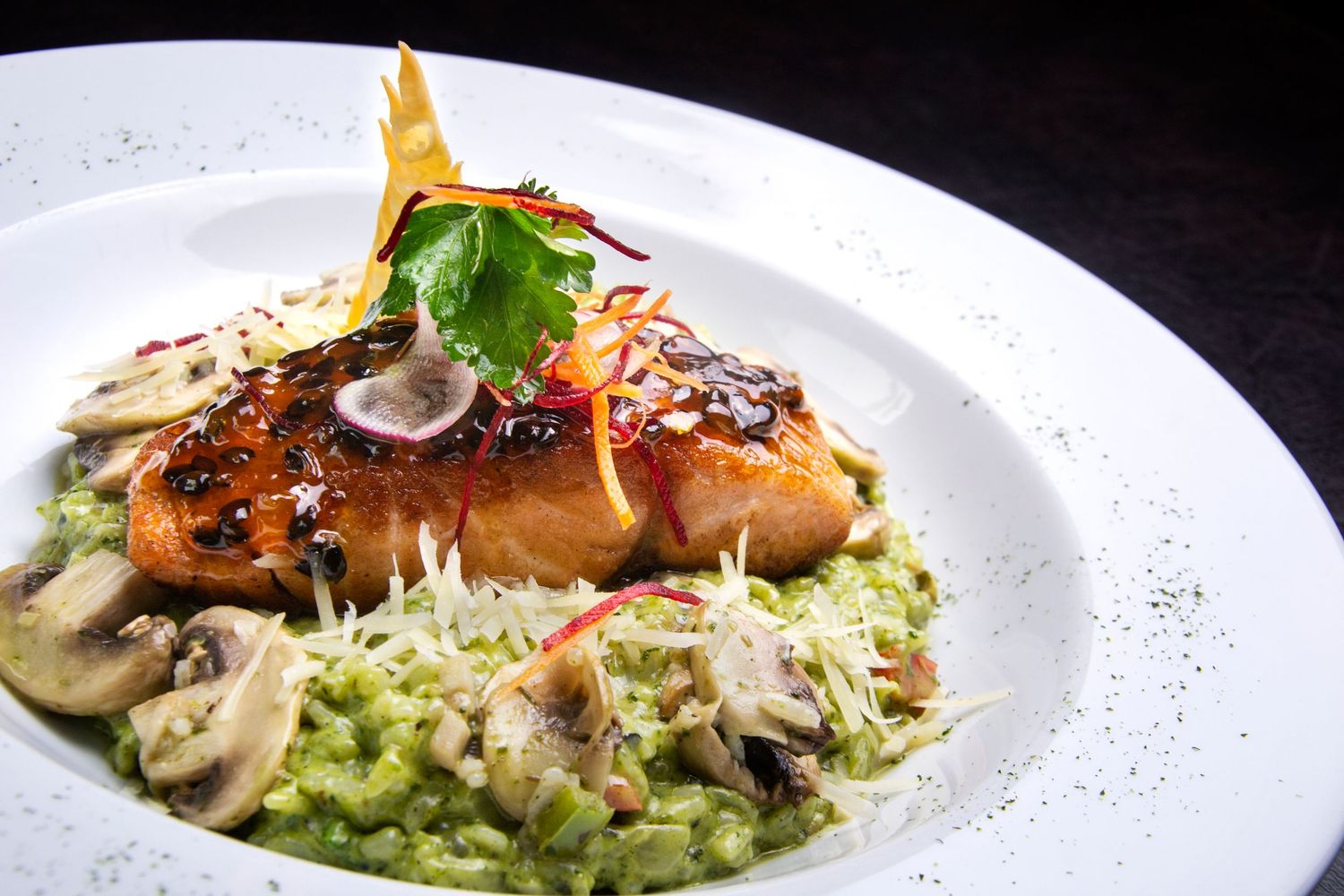 Plato principal gourmet con pescado y guarnición, fotografía profesional para carta de restaurante.