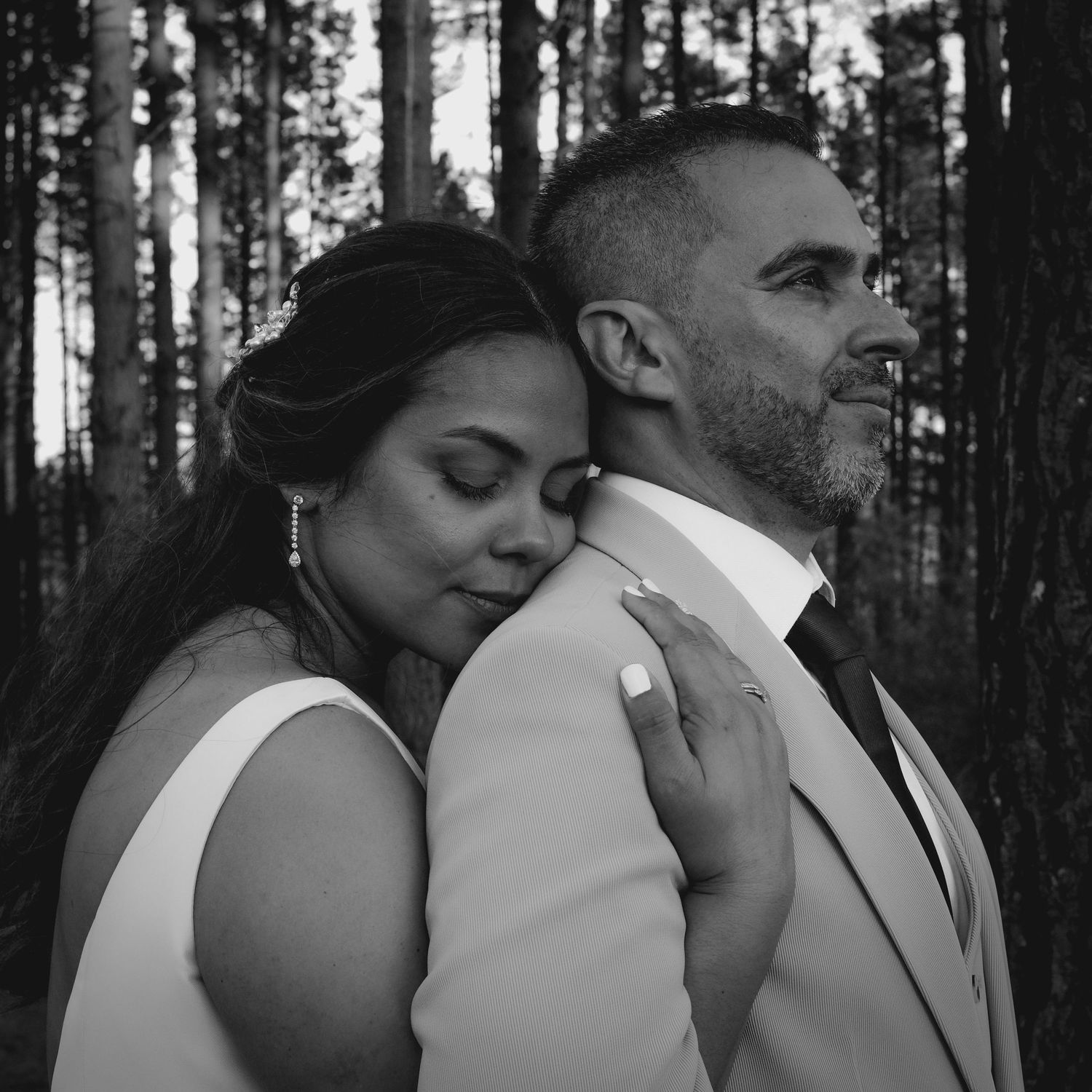 Pareja de novios en bosque. Fotografía de boda al aire libre en Bilbao con estilo natural y romántico.