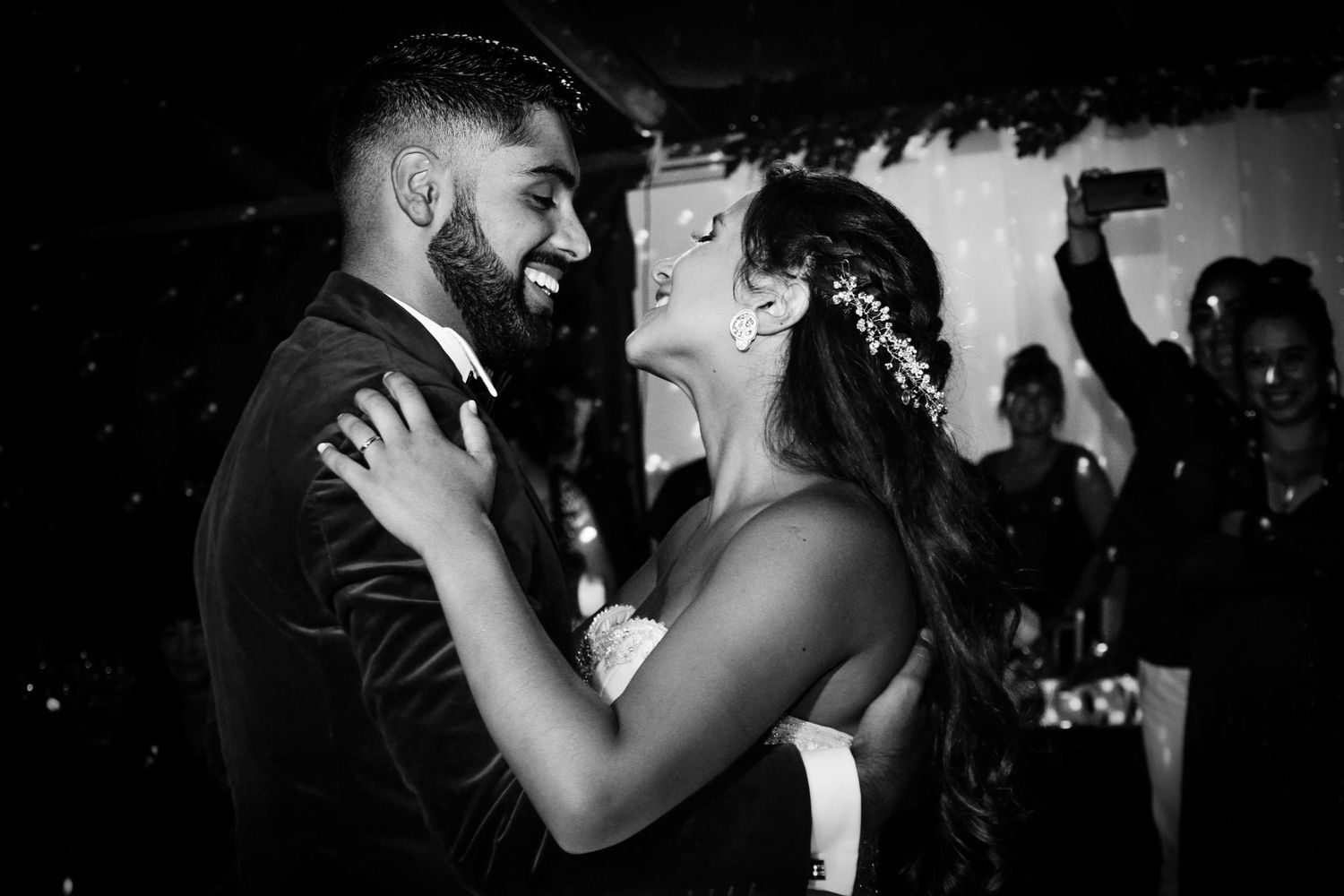 Retrato de novios bailando el vals en la pista de baile.
Fotografía de boda profesional en Asturias.