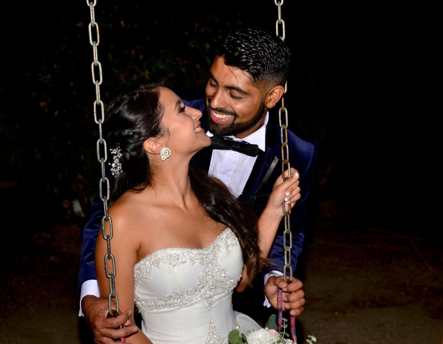Fotografía de boda con pareja abrazada y sonriente. Imagen profesional llena de emoción en Oviedo.