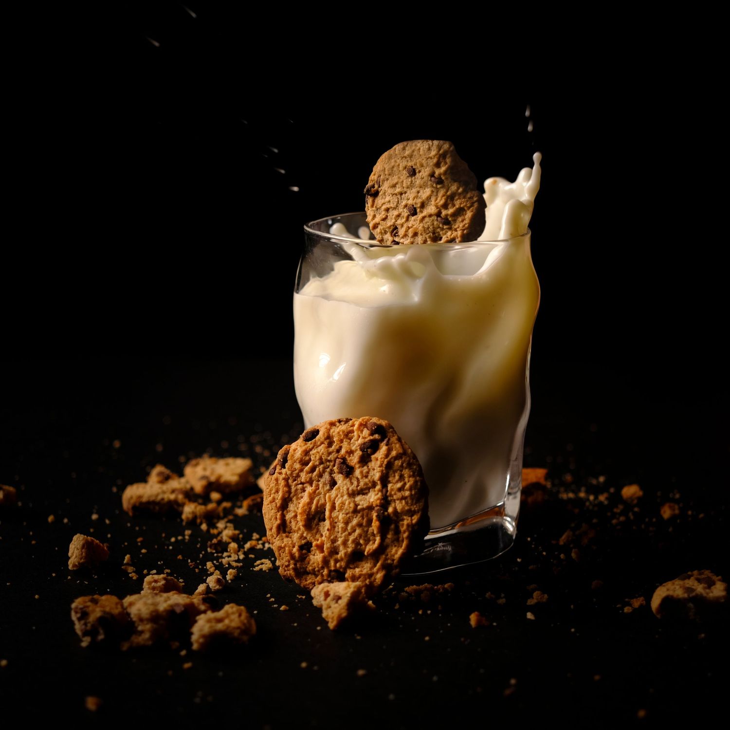 Fotografía de postre cremoso con galletas sobre fondo negro, imagen publicitaria de producto gastronómico.