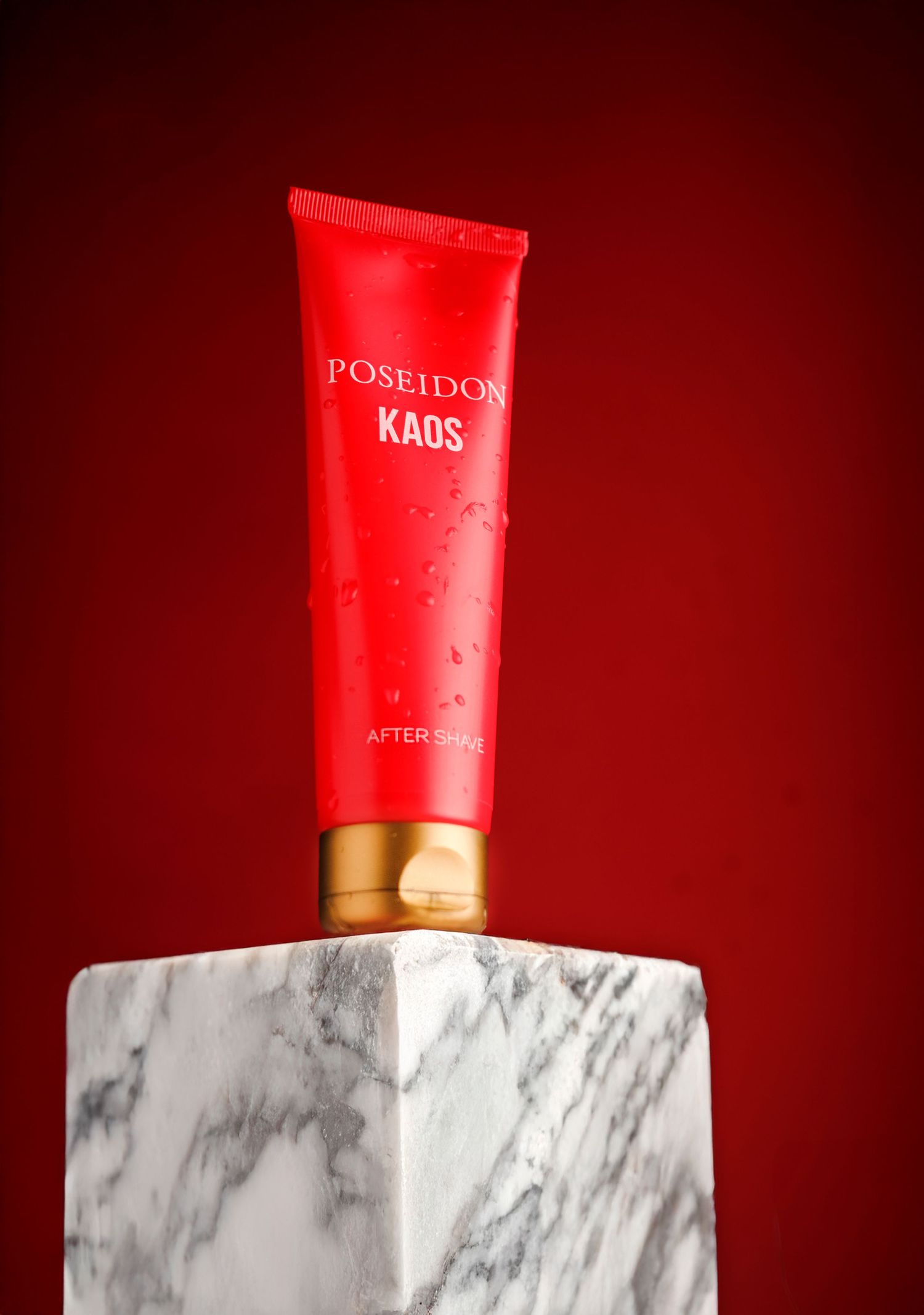 Fotografía publicitaria de cosmético rojo sobre fondo de mármol y rojo intenso. Imagen de alto impacto para ecommerce en Oviedo.