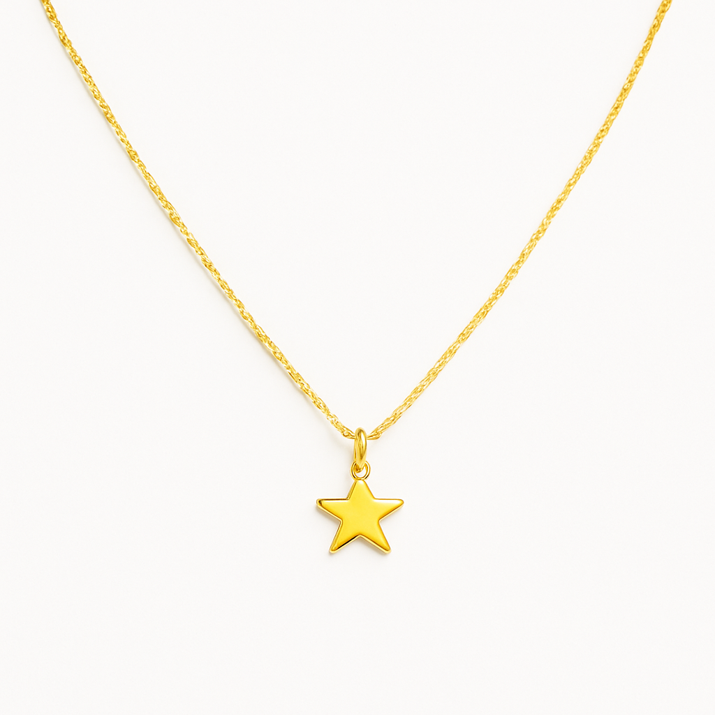 Fotografía profesional de collar dorado con colgante de estrella. Imagen elegante para catálogo de joyas en Oviedo.