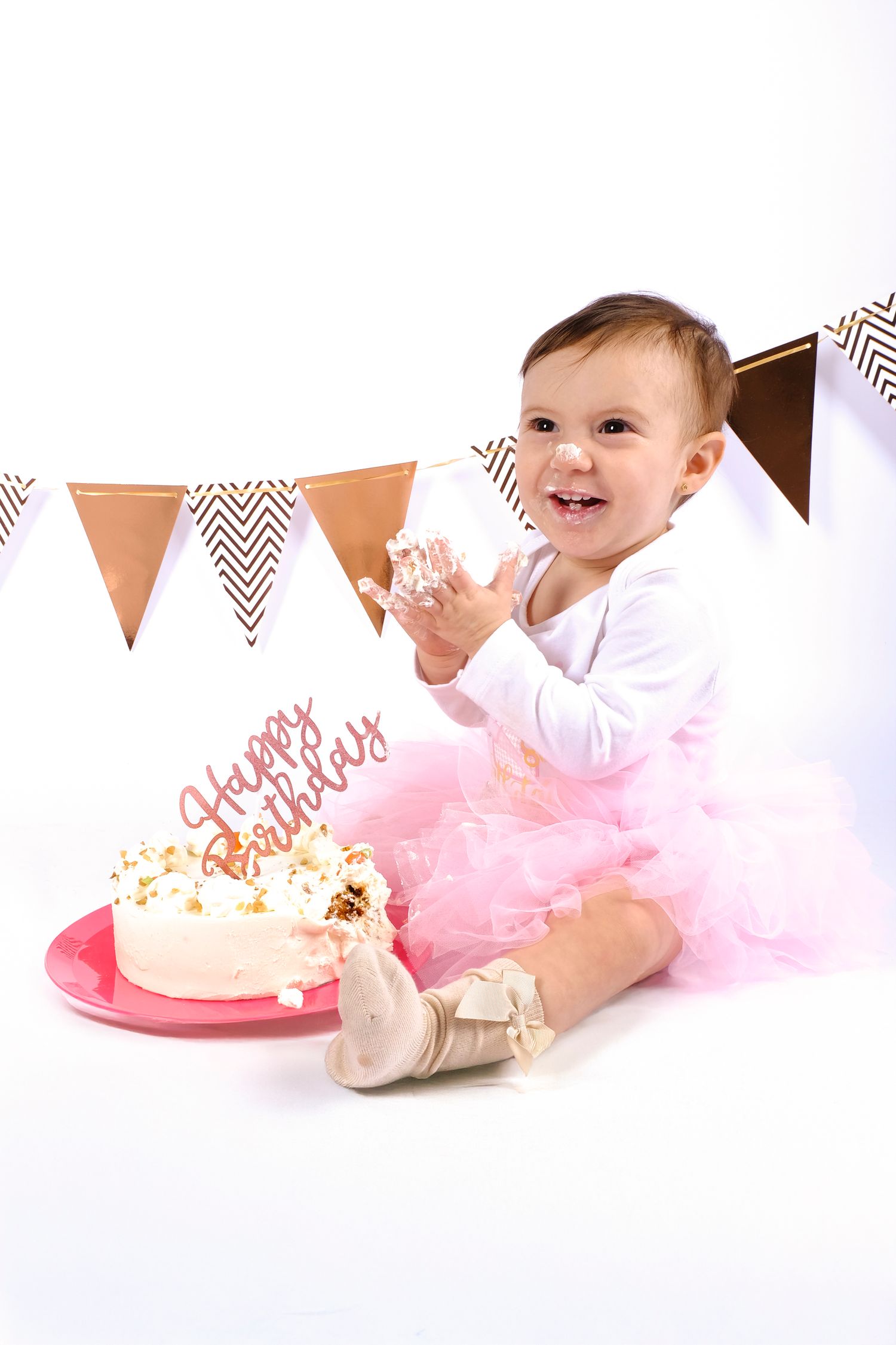 Sesión Smash Cake para bebé en estudio fotográfico en Oviedo. Fotografía infantil de primer cumpleaños con tarta, decoración delicada y fond