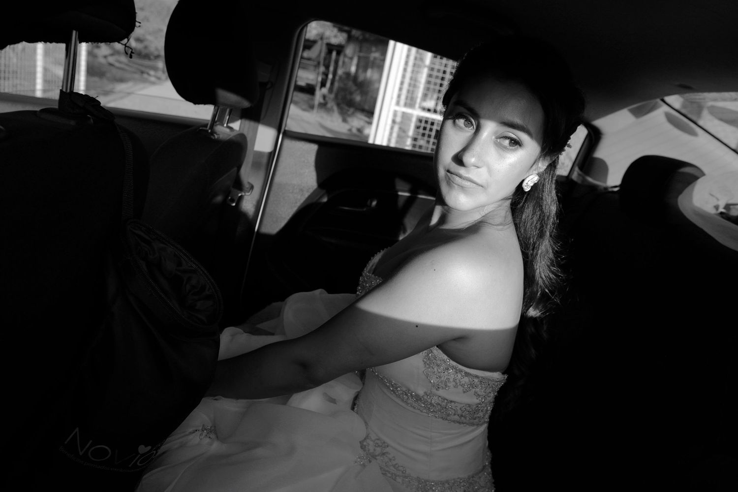 Fotografía de novia en blanco y negro antes de llegar a la ceremonia. 
Imagen artística y emocional de boda en Oviedo.