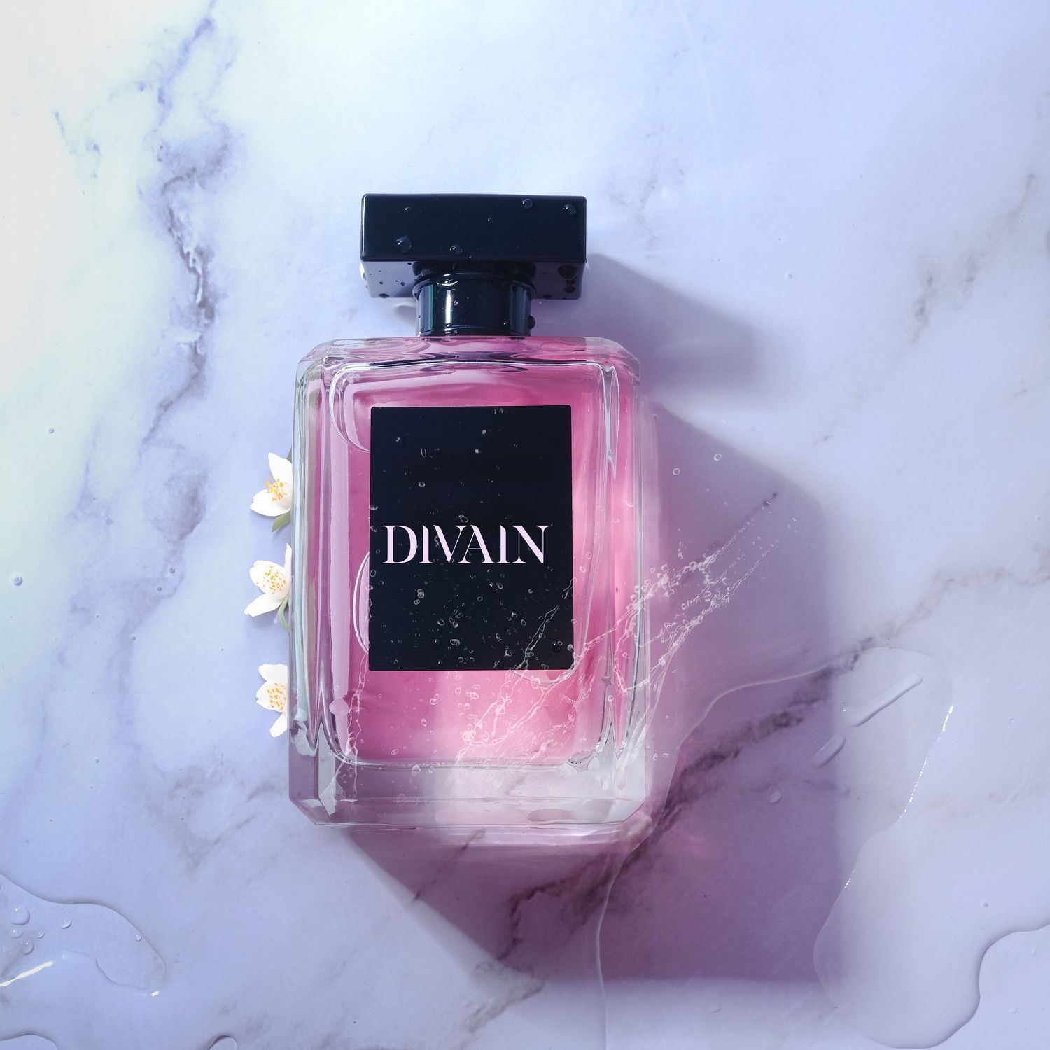 Fotografía profesional de perfume rosa sobre fondo suave. Estilo limpio y elegante, ideal para campañas visuales en Oviedo.