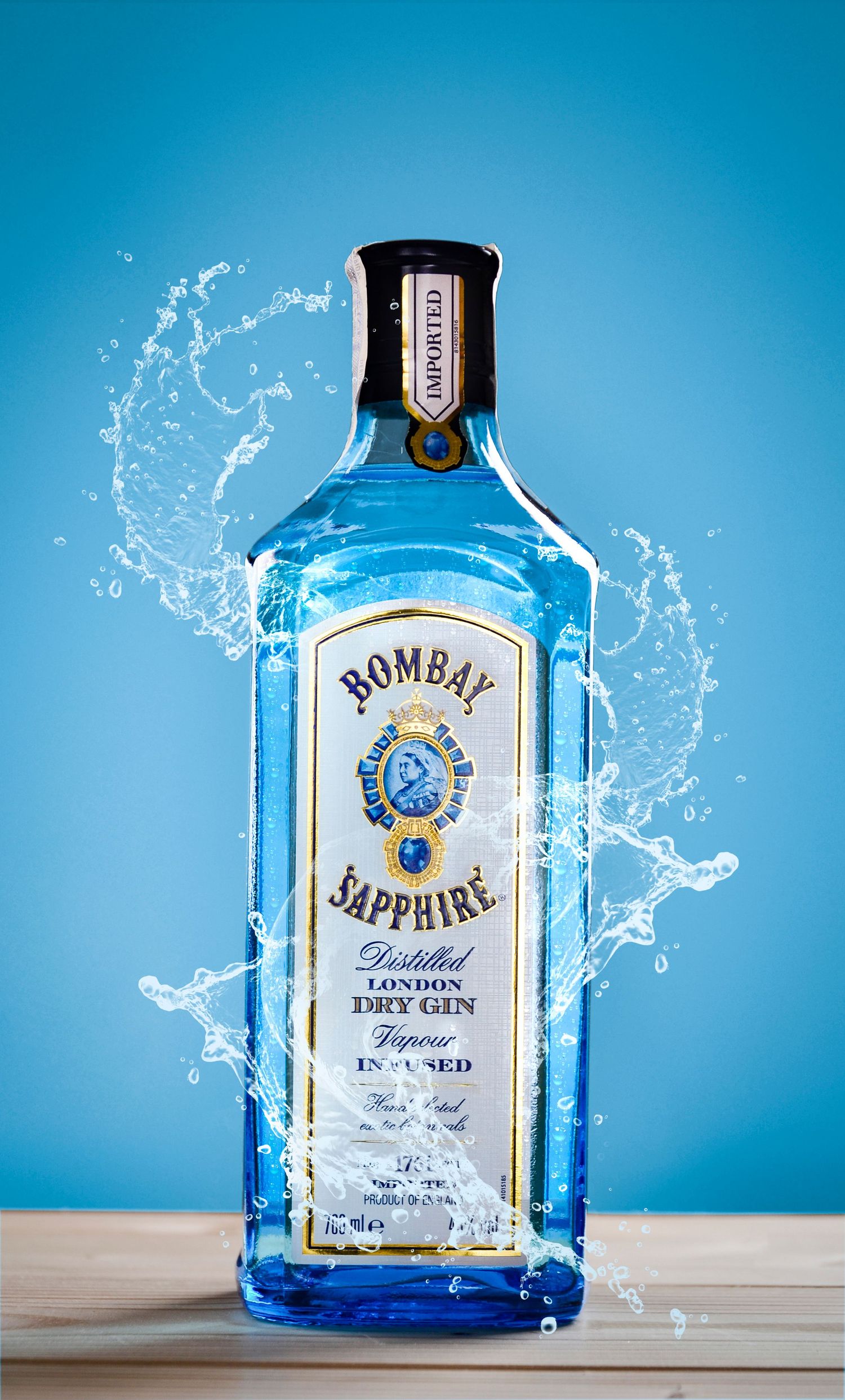 Fotografía publicitaria de bebida azul con efecto de agua. Imagen profesional para campañas visuales de producto en Asturias.