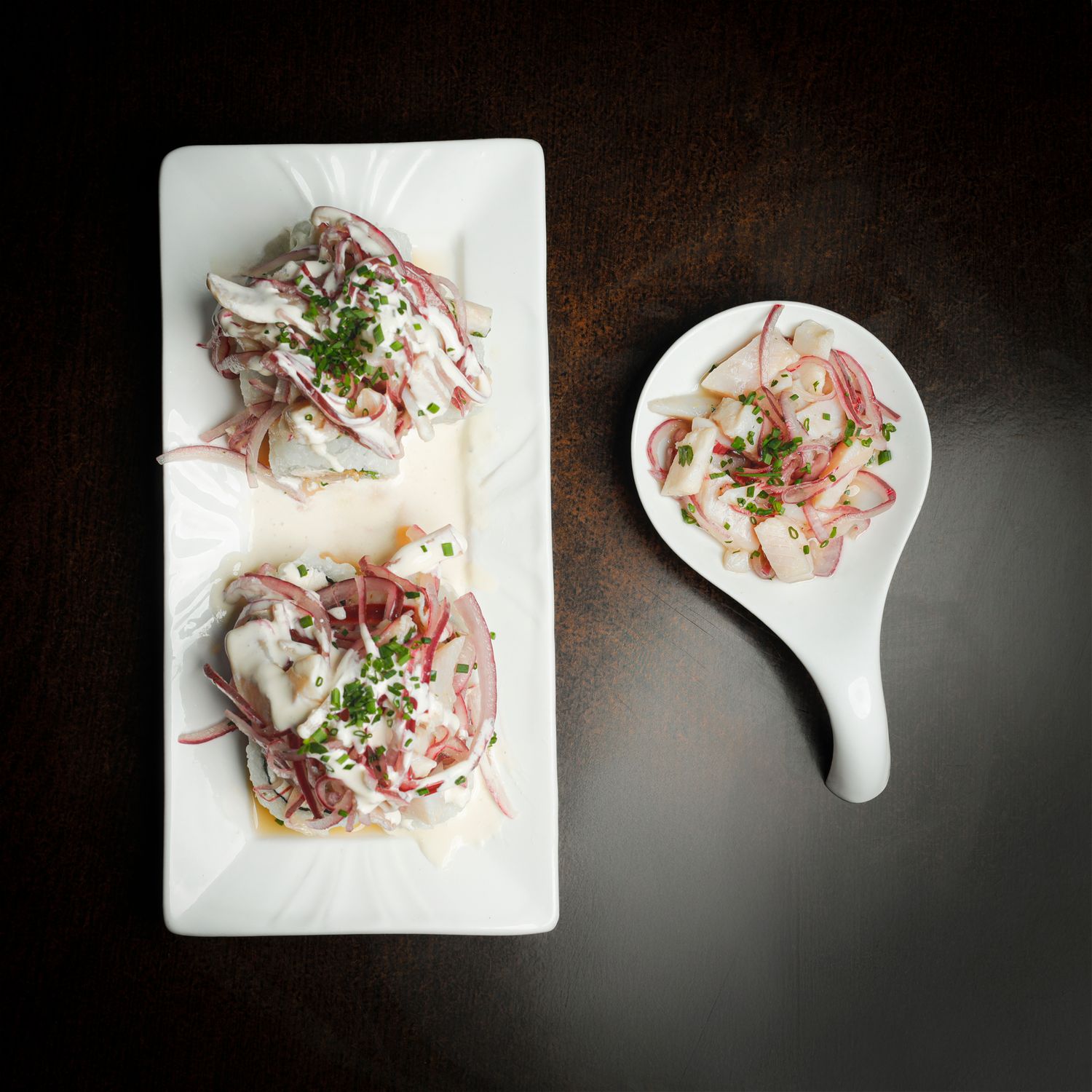 Plato gourmet con presentación moderna, fotografía gastronómica profesional para restaurante.