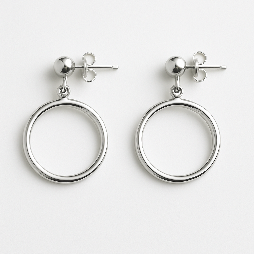 Pendientes plateados con diseño circular. Imagen clara y profesional para ecommerce de joyería en Asturias.