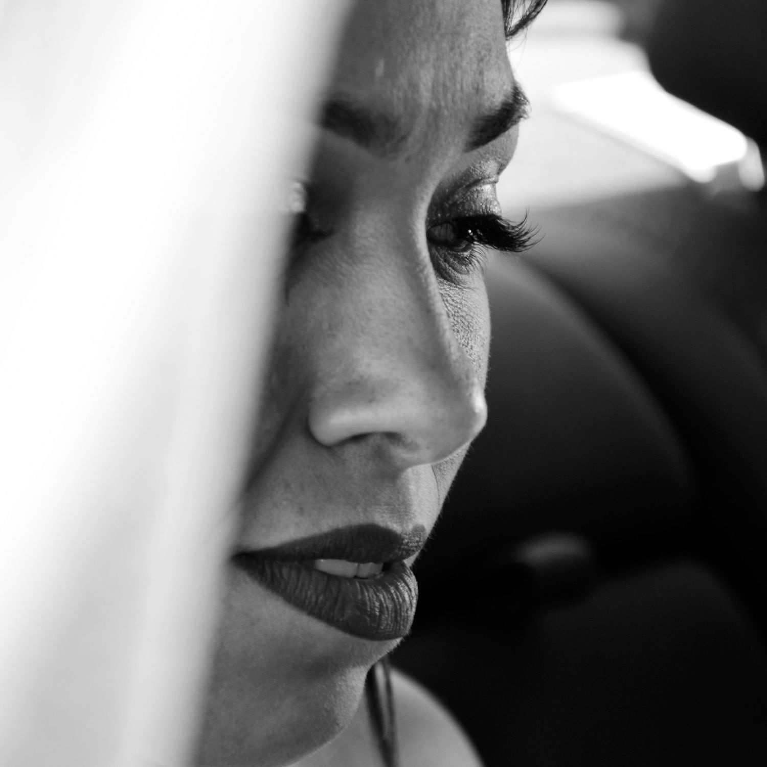Retrato en blanco y negro de novia emocionada. Fotografía artística de boda realizada en Oviedo.