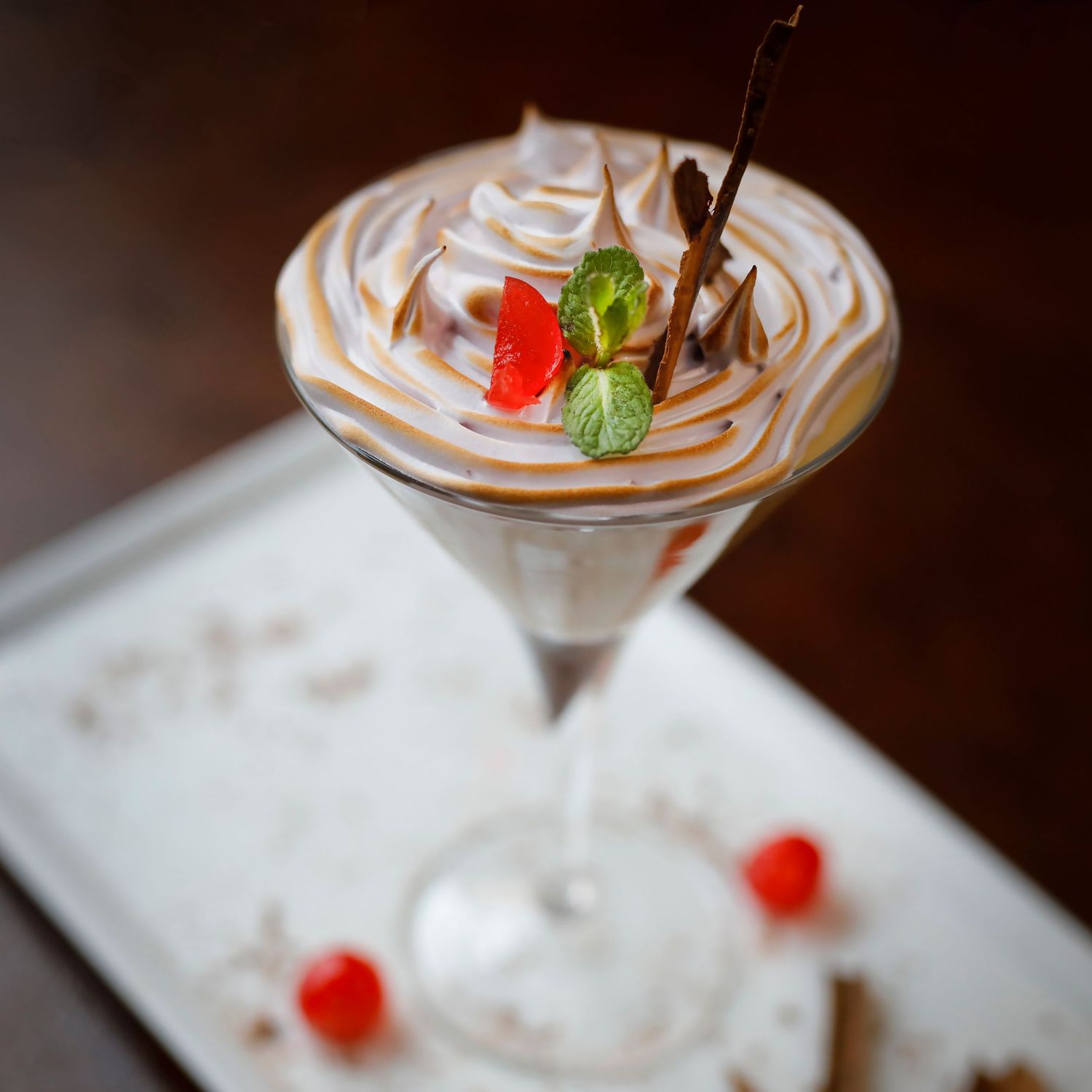 Postre servido en copa elegante, fotografía gastronómica de alta cocina.