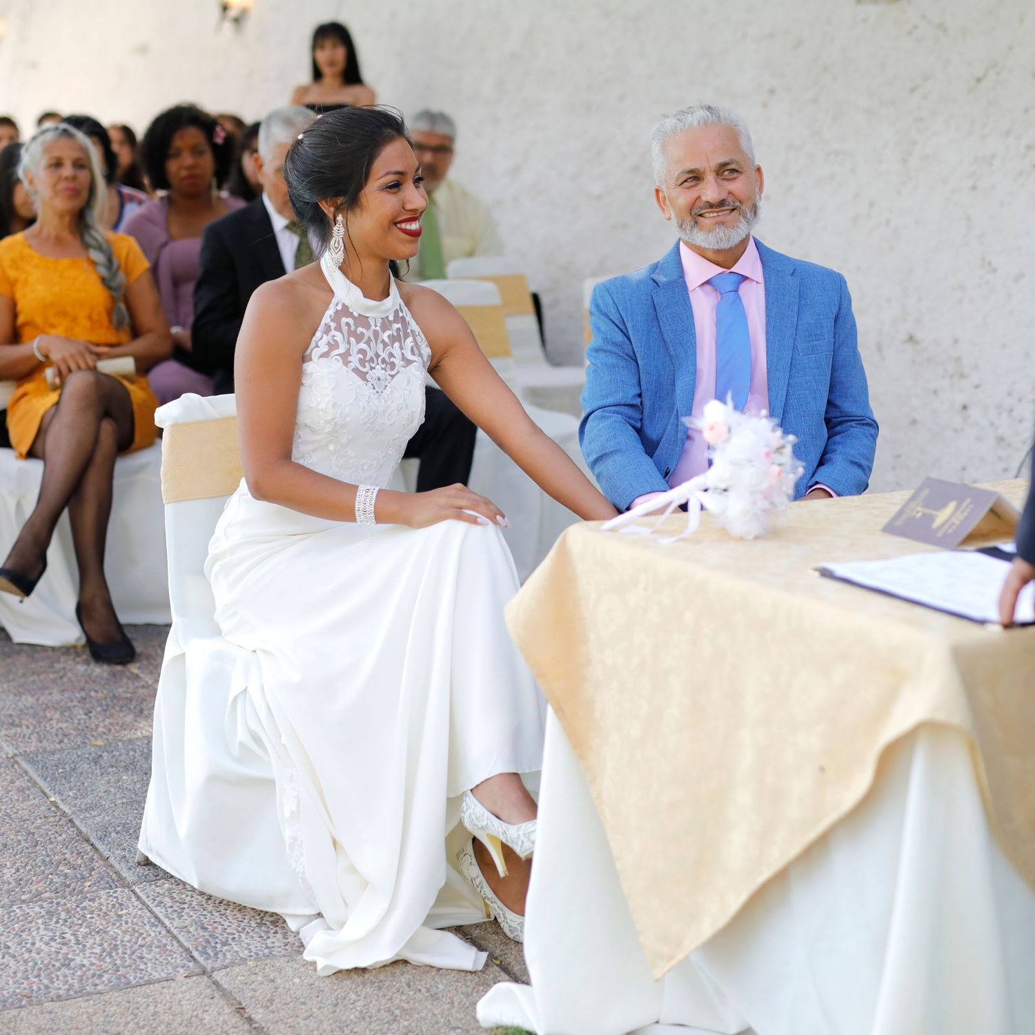 Fotografía de boda en Oviedo con pareja en la recepción. Imagen profesional y natural capturada por Estudio f:64.