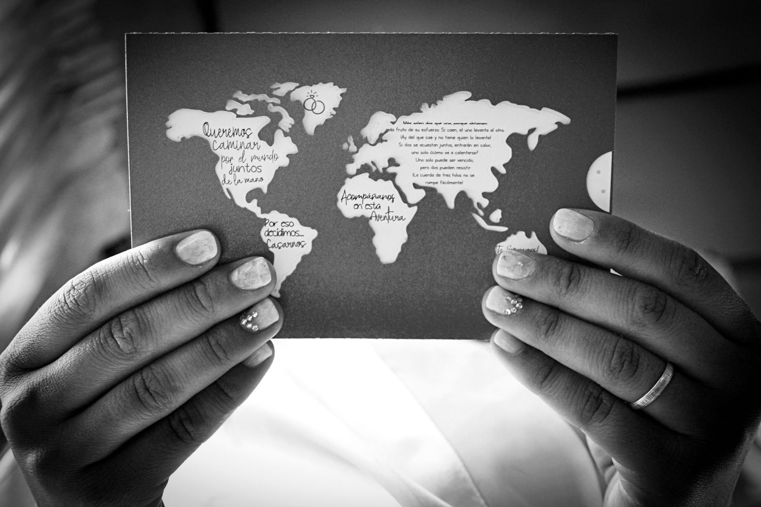 Fotografía en blanco y negro de detalles de la novia. 
Imagen conceptual sobre amor y viajes.