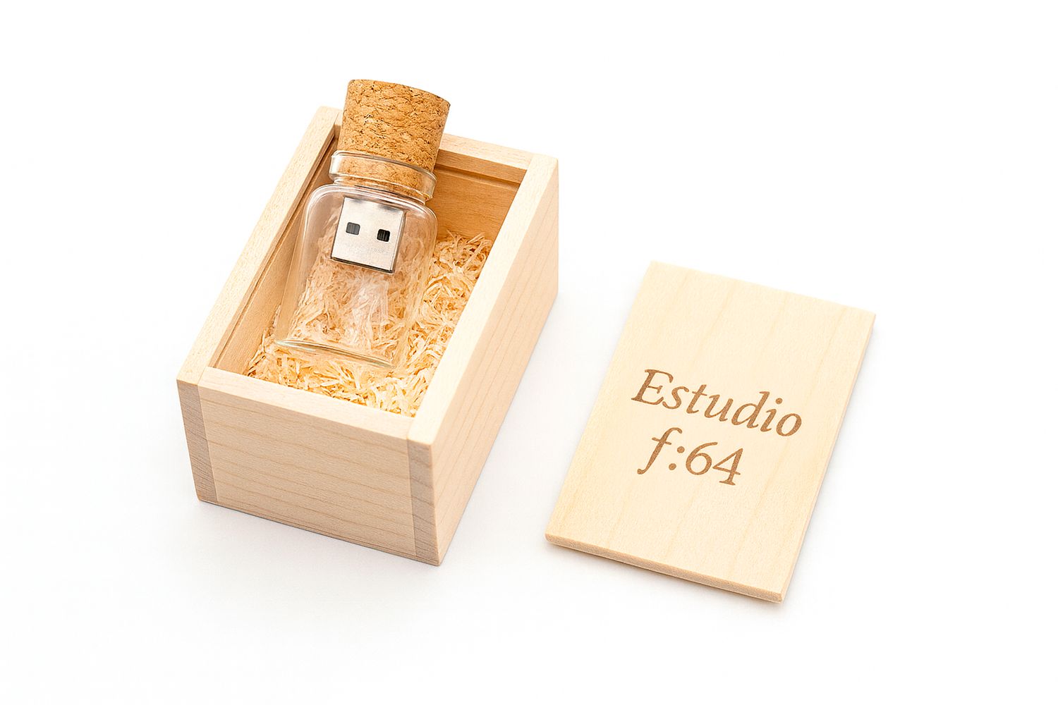 Caja premium con USB de madera grabado. Diseñada para entregar galerías digitales de forma elegante y profesional.