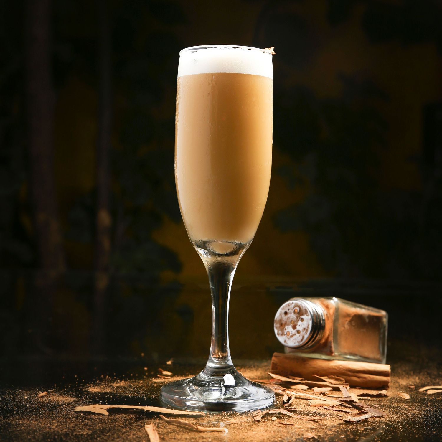 Fotografía de cóctel elegante con fondo oscuro, imagen profesional para carta de bebidas.
