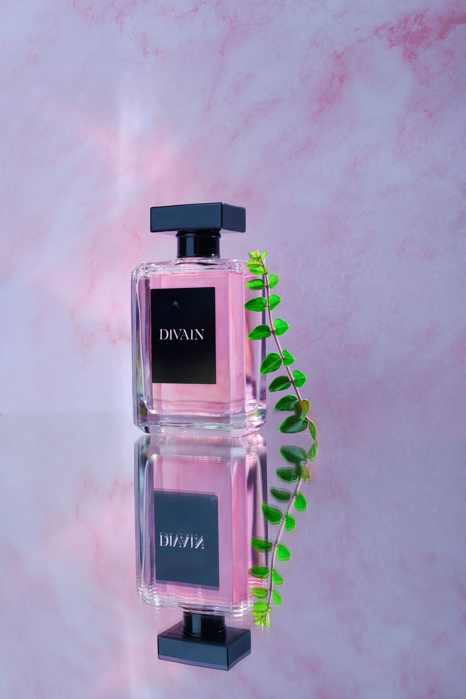 Fotografía creativa de perfume con reflejos y tonos lilas. Imagen artística para marcas que buscan destacar en redes y ecommerce.