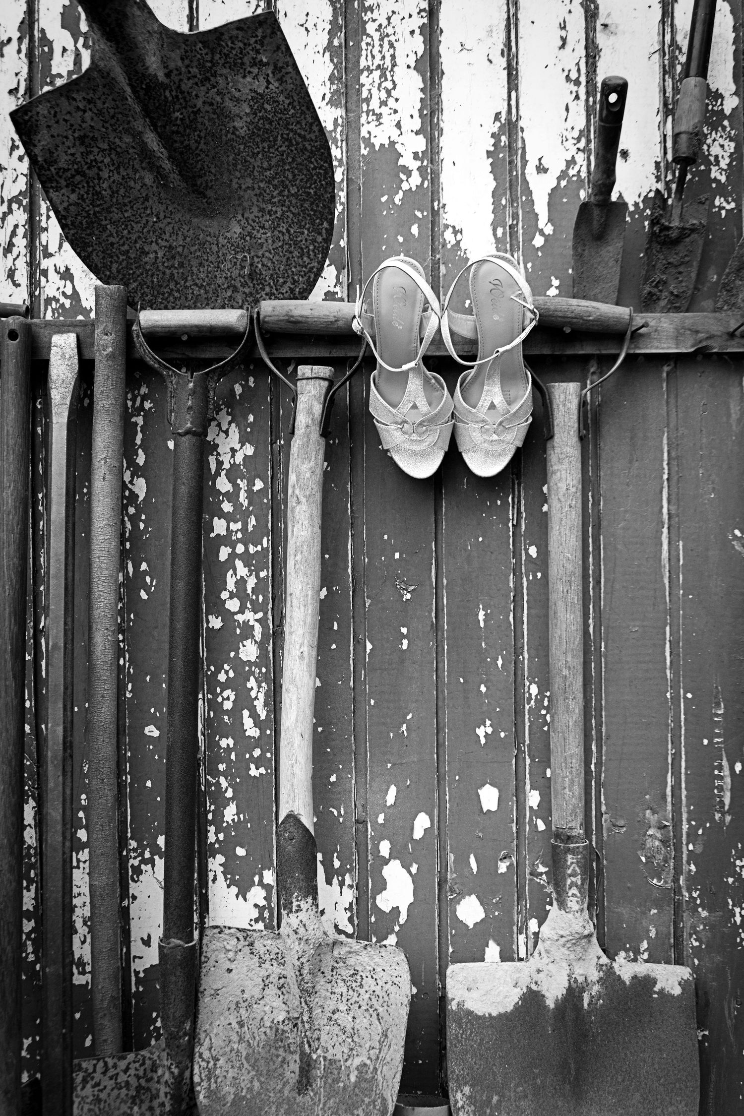 Fotografía artística de detalles de novia colgado.
Detalle elegante previo a la ceremonia.