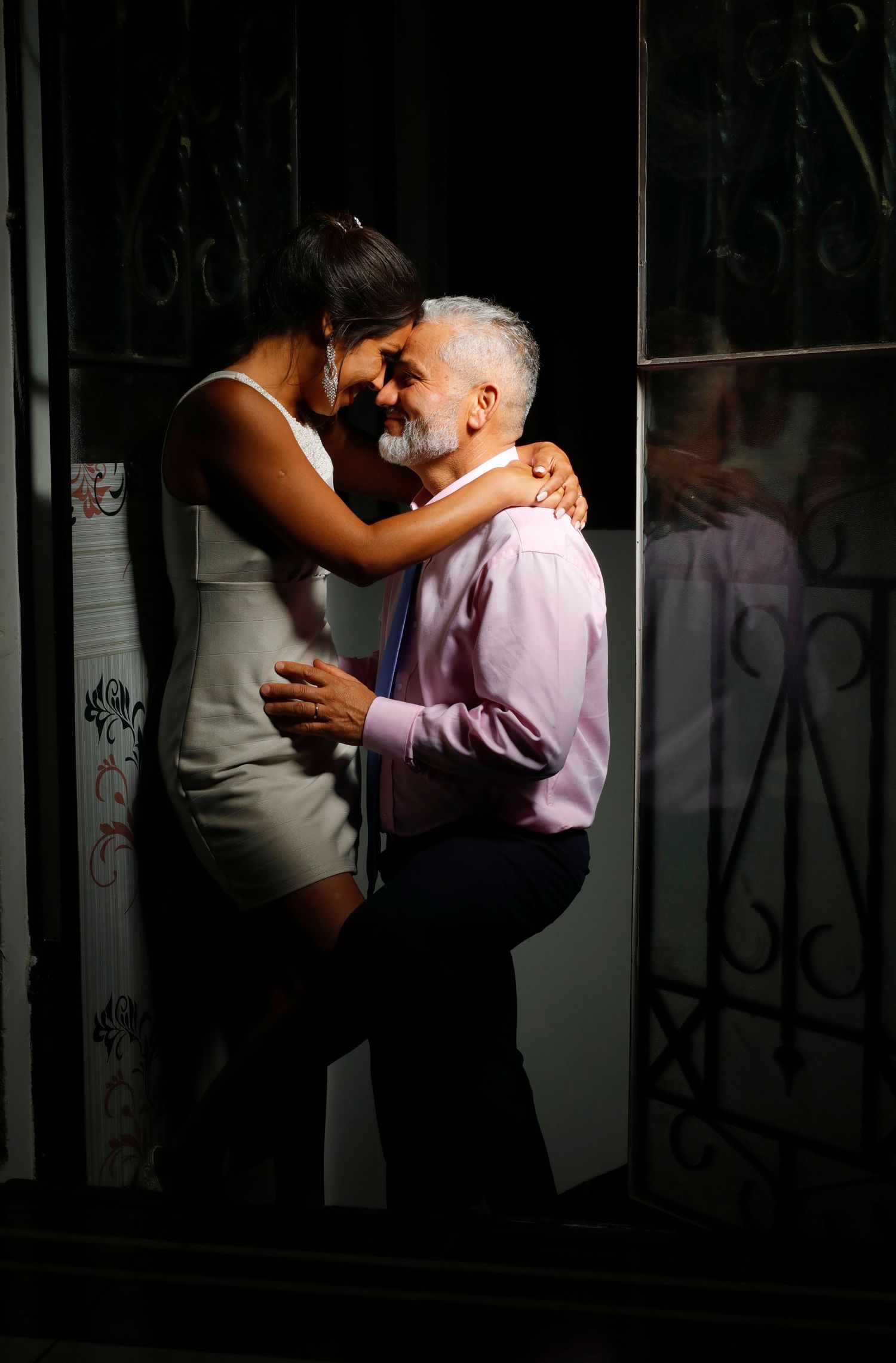 Retrato íntimo de pareja durante su boda. Fotografía profesional con iluminación artística en Oviedo.