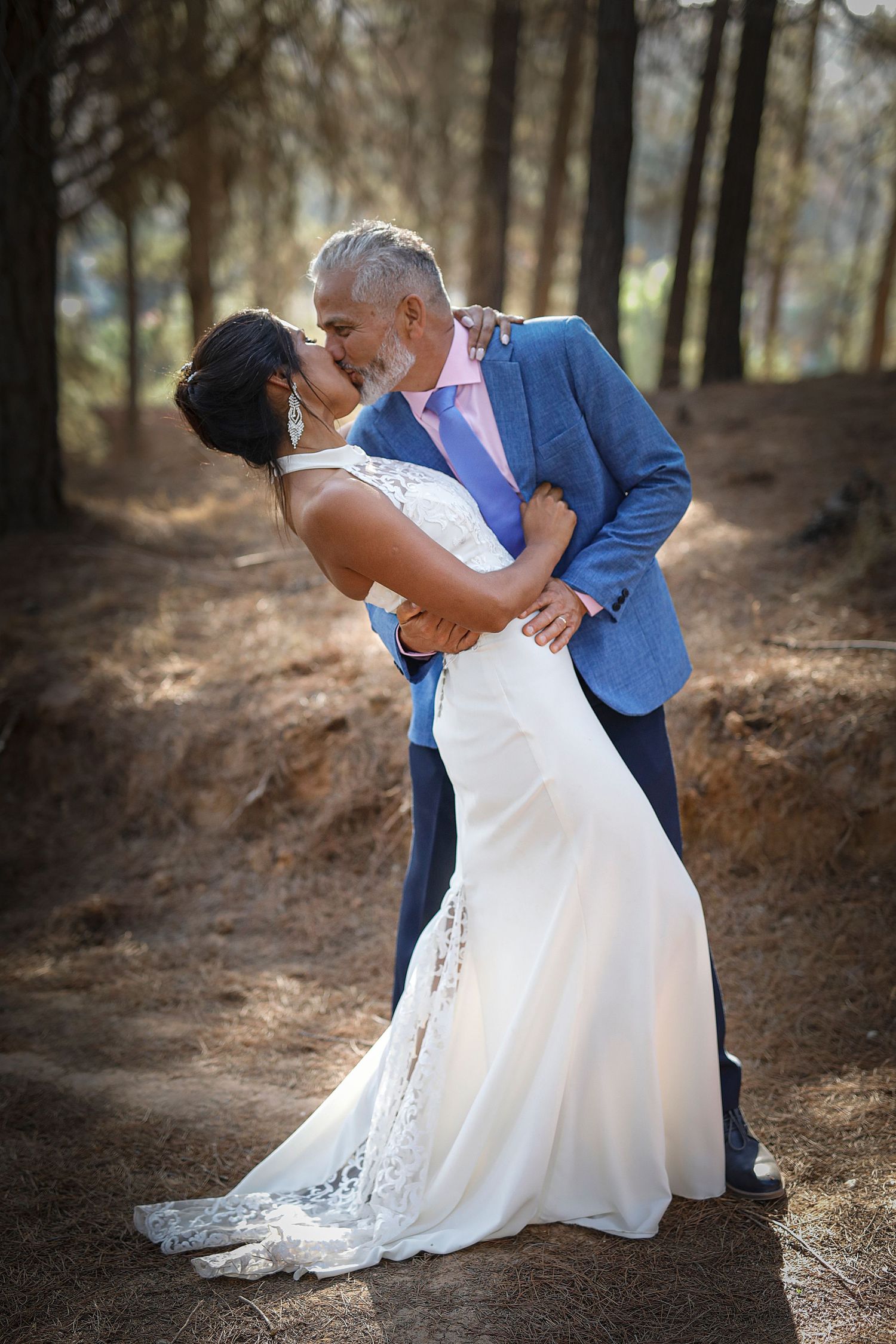 Novios bailando en exterior tras la ceremonia. Fotografía de boda en Asturias con estilo espontáneo y elegante.