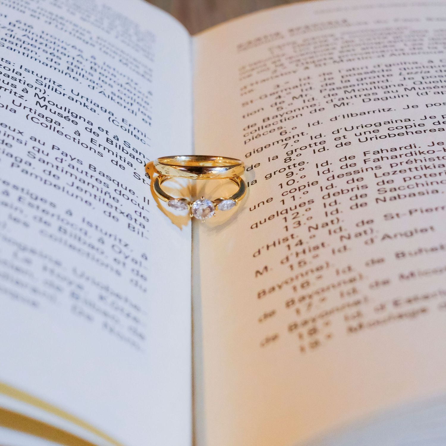 Anillos de boda sobre un libro abierto. Fotografía simbólica y elegante de boda profesional en Asturias.