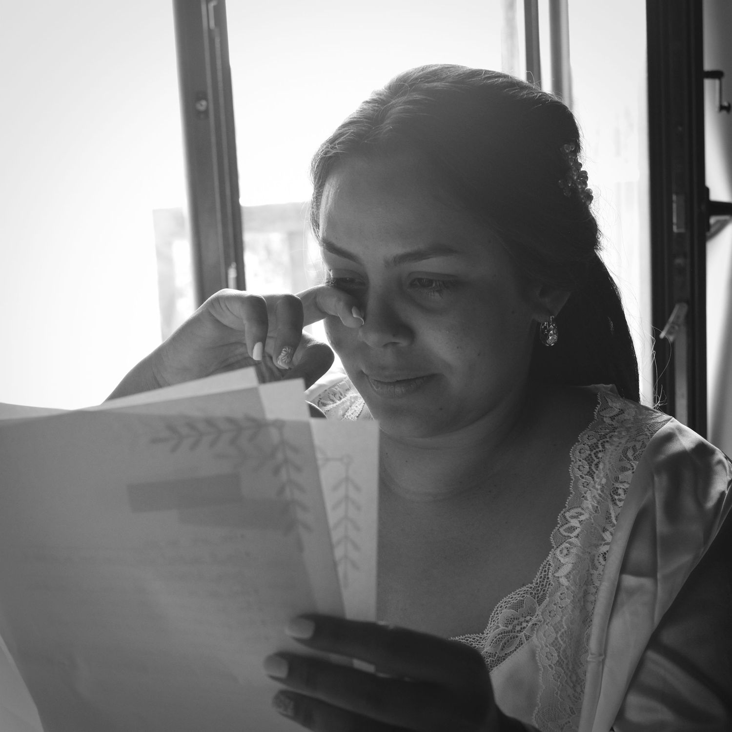 Novia leyendo sus votos antes de la ceremonia.
Fotografía documental y emocional capturada por Estudio f:64.