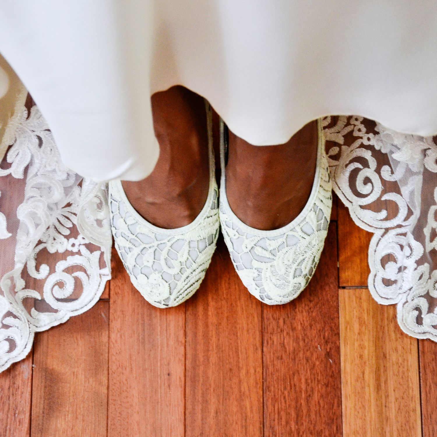 Fotografía de zapatos de novia y encaje. Detalle elegante capturado por Estudio f:64 en Asturias.