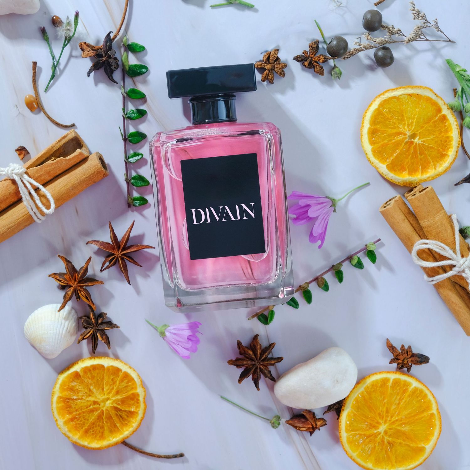 Fotografía de producto cosmético con frutas y detalles dorados. Imagen comercial para tiendas online y publicidad de marca.