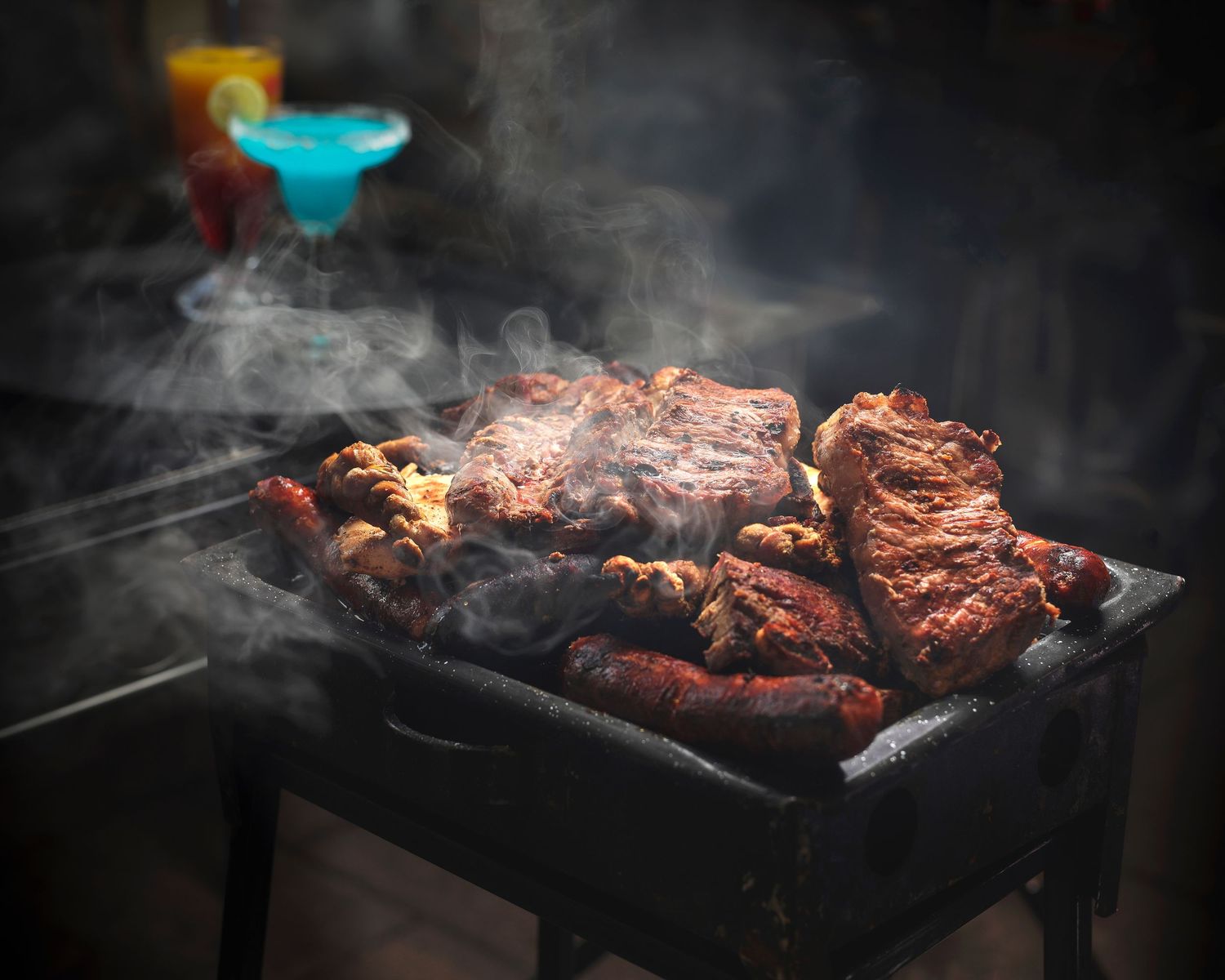 Parrilla con carne a la brasa y humo, fotografía gastronómica profesional de restaurante.
