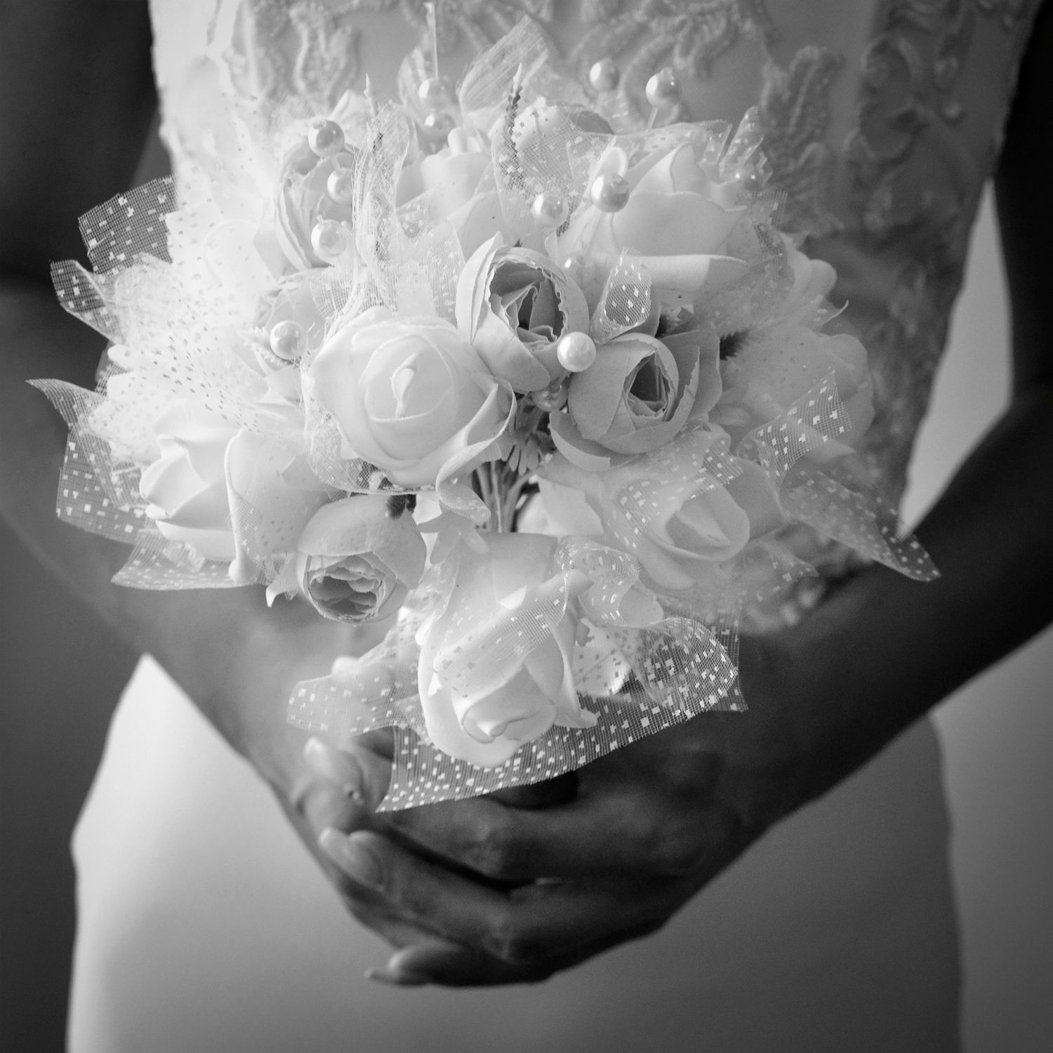 Fotografía de novia sujetando su ramo. Imagen emocional y elegante de boda en Asturias.
