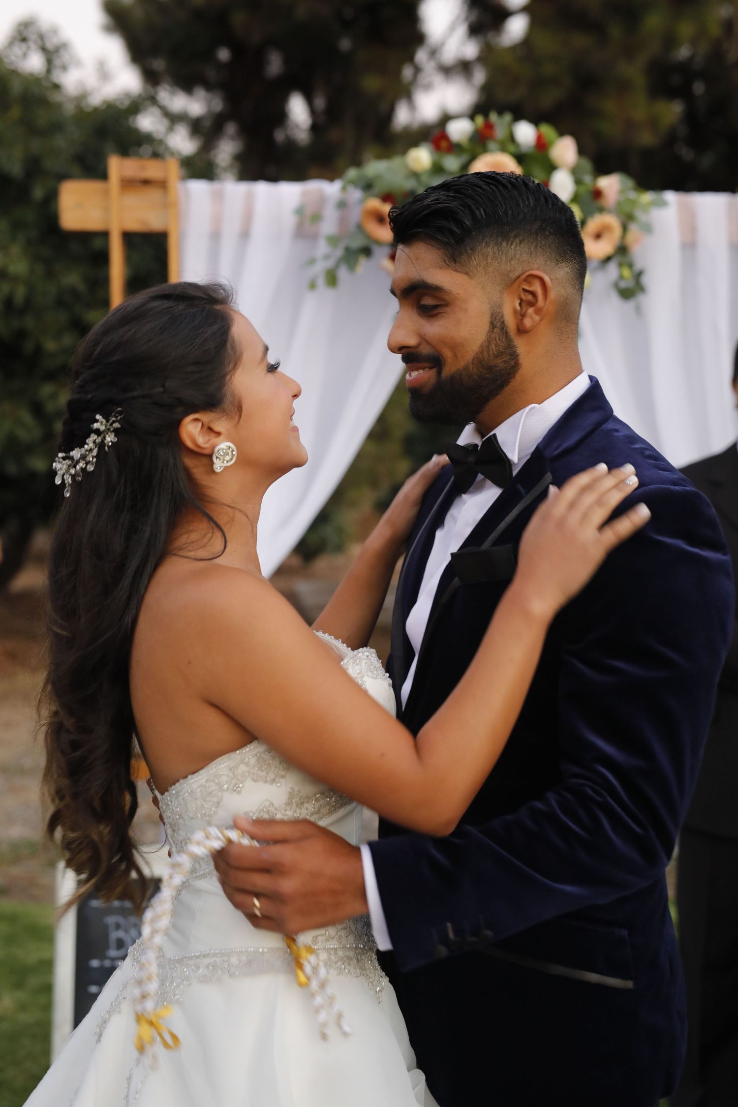 Fotografía de boda en exterior con luz natural. Imagen profesional de fotografía nupcial en Oviedo.