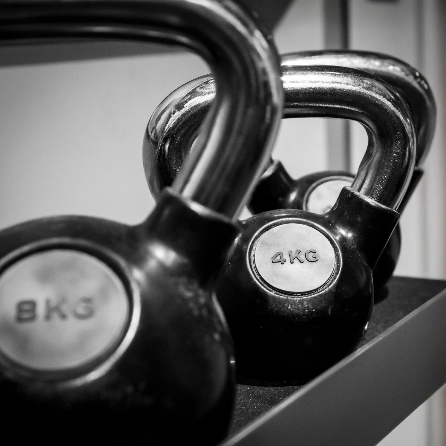 Fotografía fitness y deportiva en estudio en Oviedo. Imagen artística en blanco y negro de pesas kettlebell con estilo minimalista y enfoque