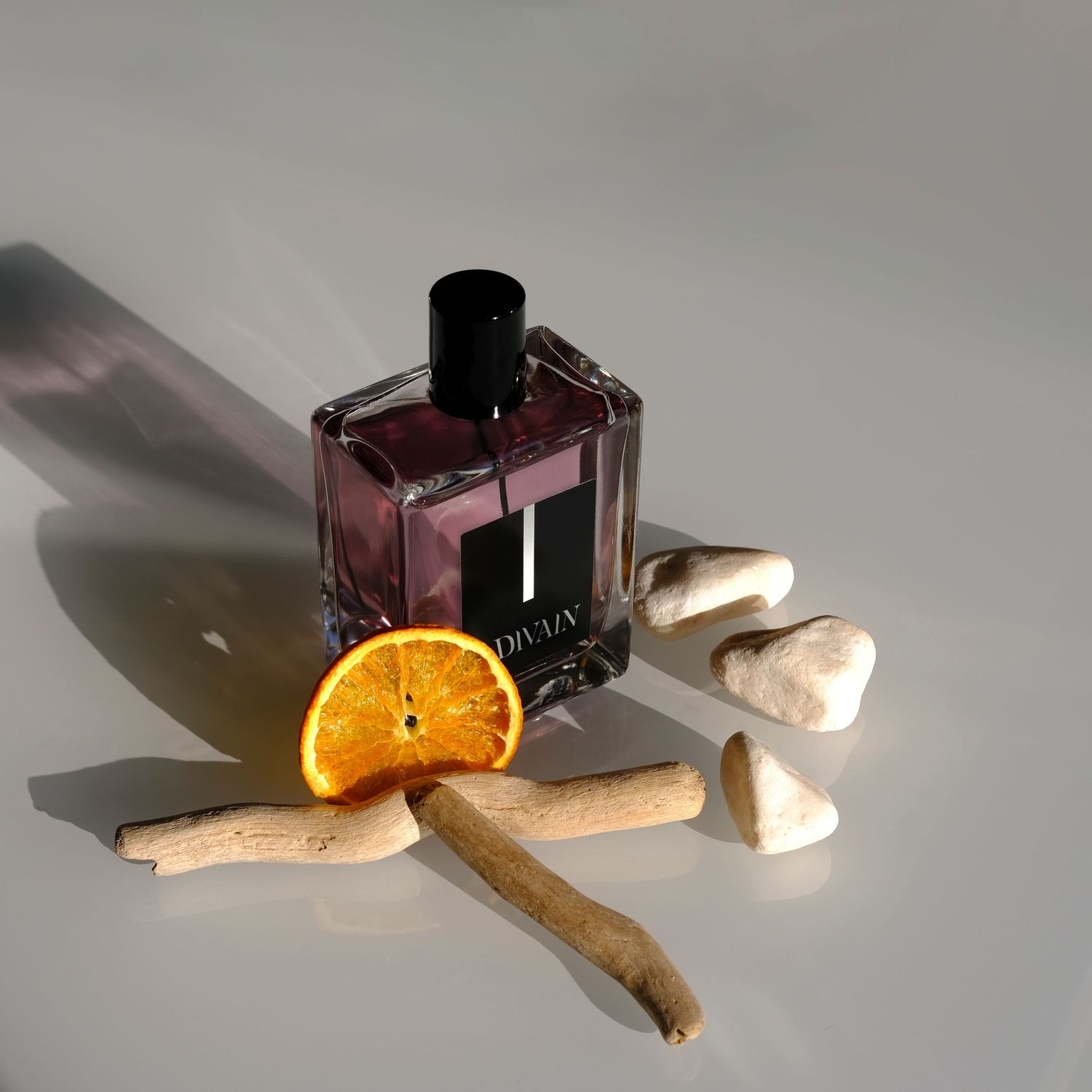 Fotografía creativa de producto en estudio con luz natural. Imagen para marcas sostenibles y catálogos online en Asturias.