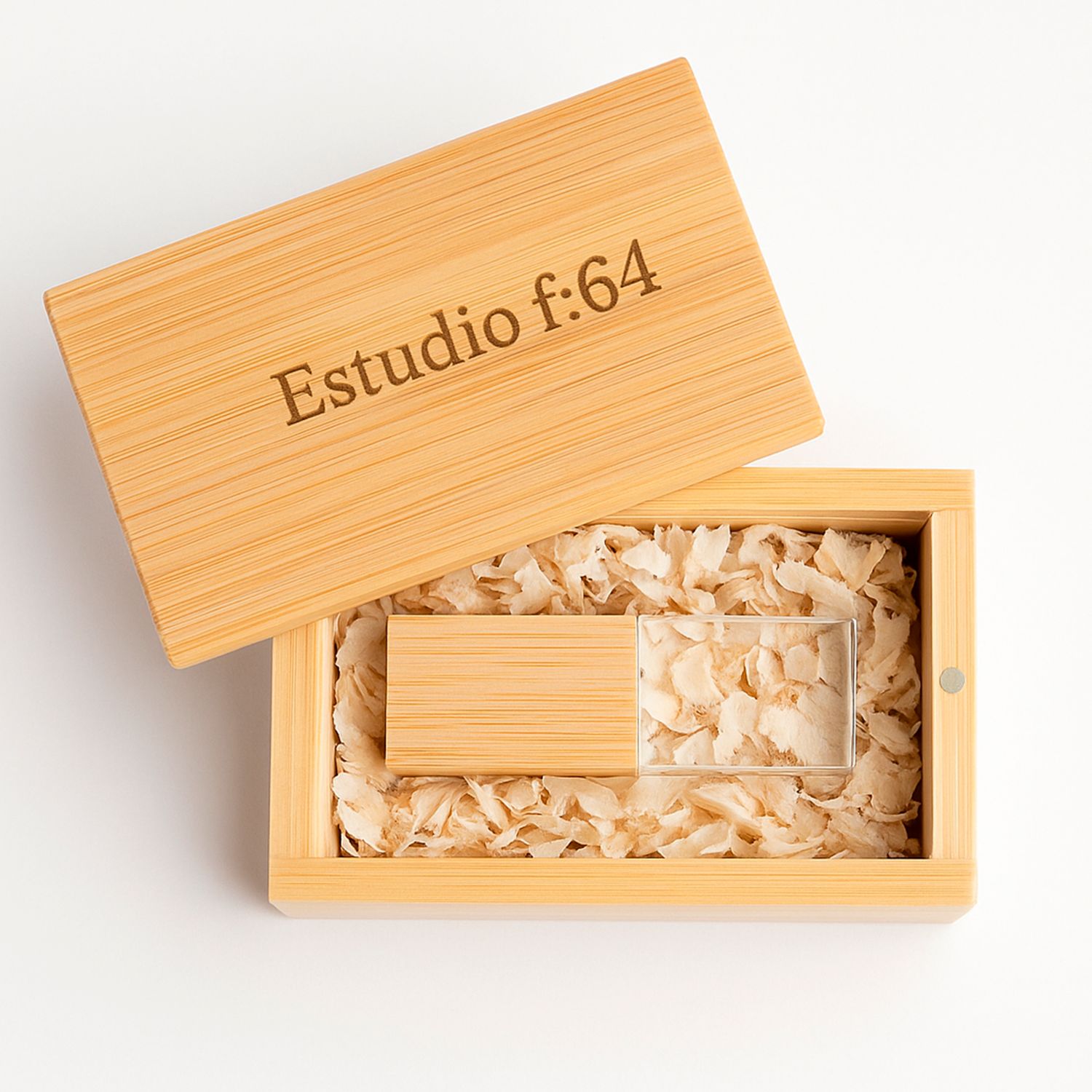 Caja de madera con grabado personalizado, perfecta para entregar sesiones fotográficas en formato físico. Incluye virutas decorativas.