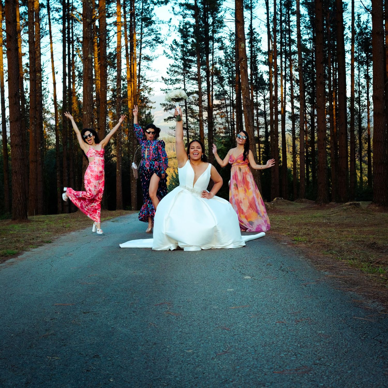 Novia con sus madrinas. 
Fotografía en Bilbao
