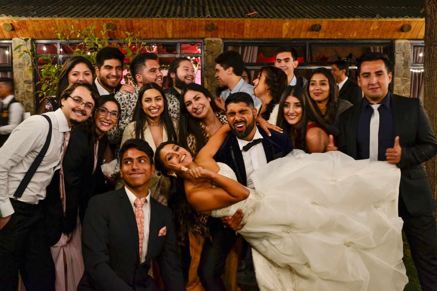 Fotografía de grupo en boda. Imagen alegre y espontánea capturada por Estudio f:64 en Asturias.