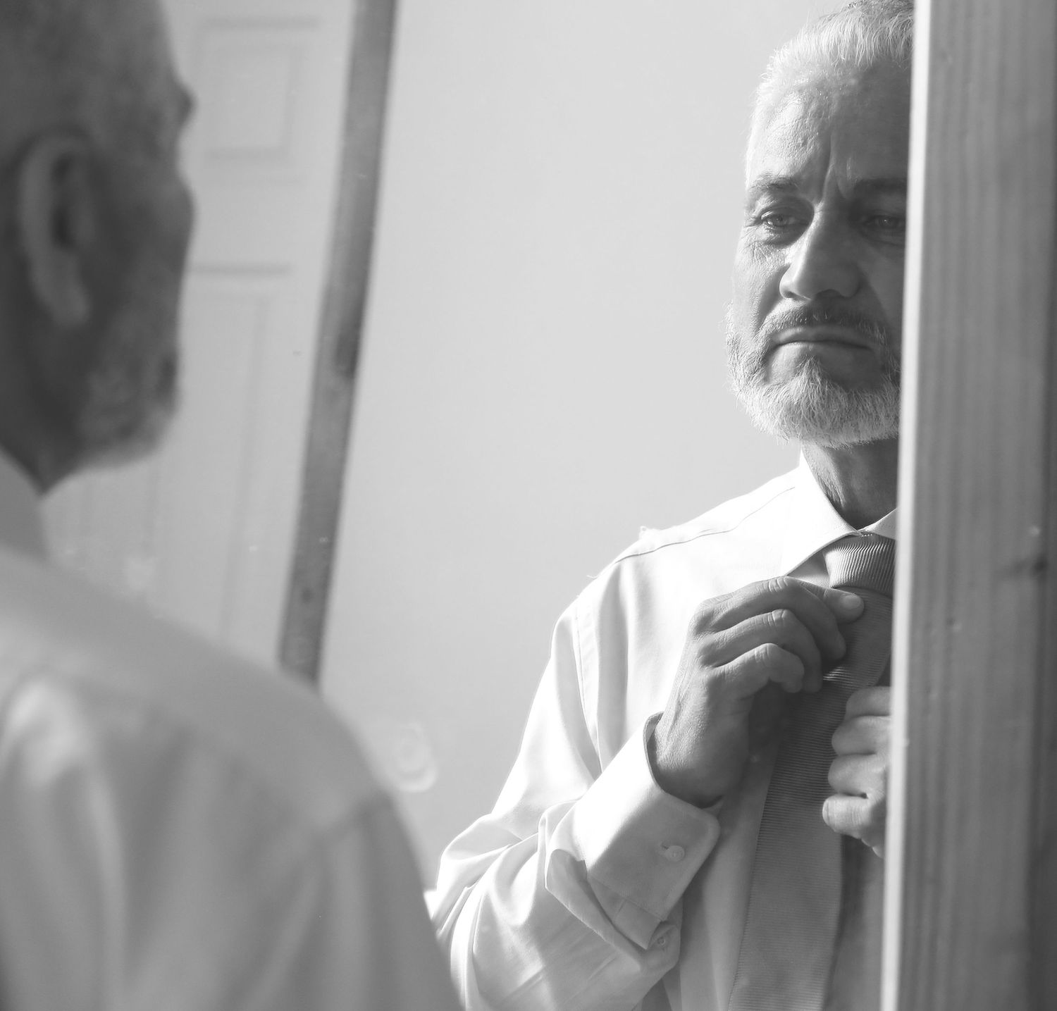 Novio preparándose antes de la ceremonia. Fotografía documental de boda con estilo natural en Asturias.