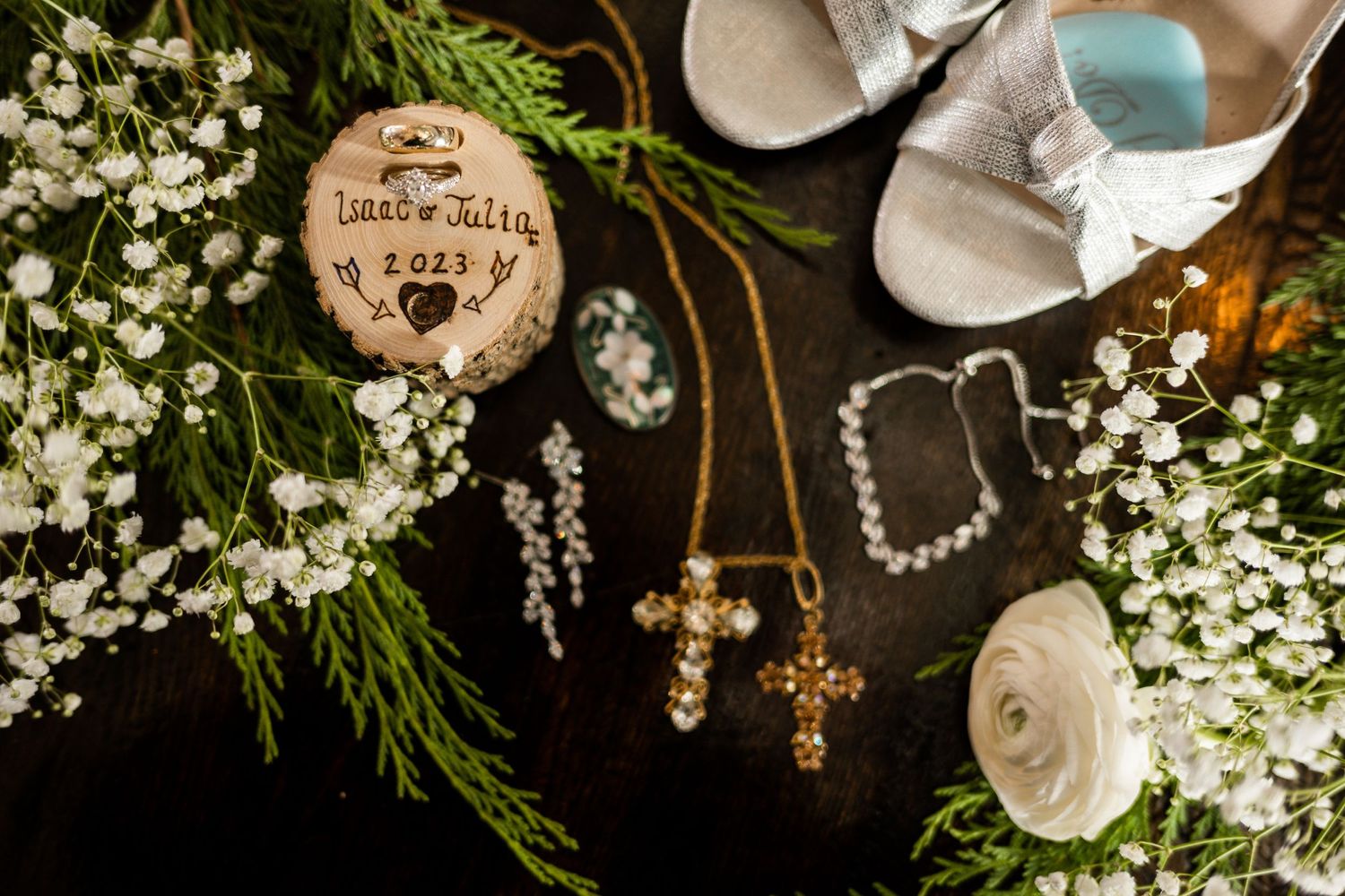 photography, bride, groom, Minnesota, wedding photography, lifestyle, candid, high-end, flowers, details, barn