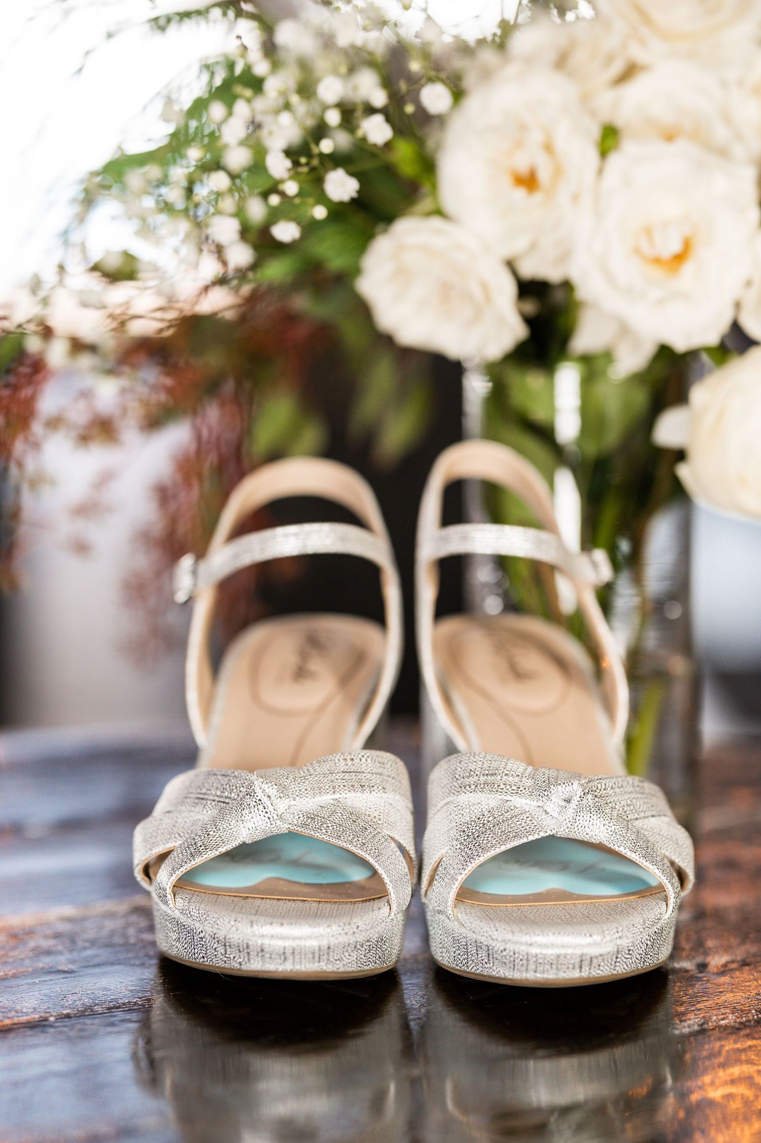 photography, bride, groom, Minnesota, wedding photography, lifestyle, candid, high-end, flowers, details, barn