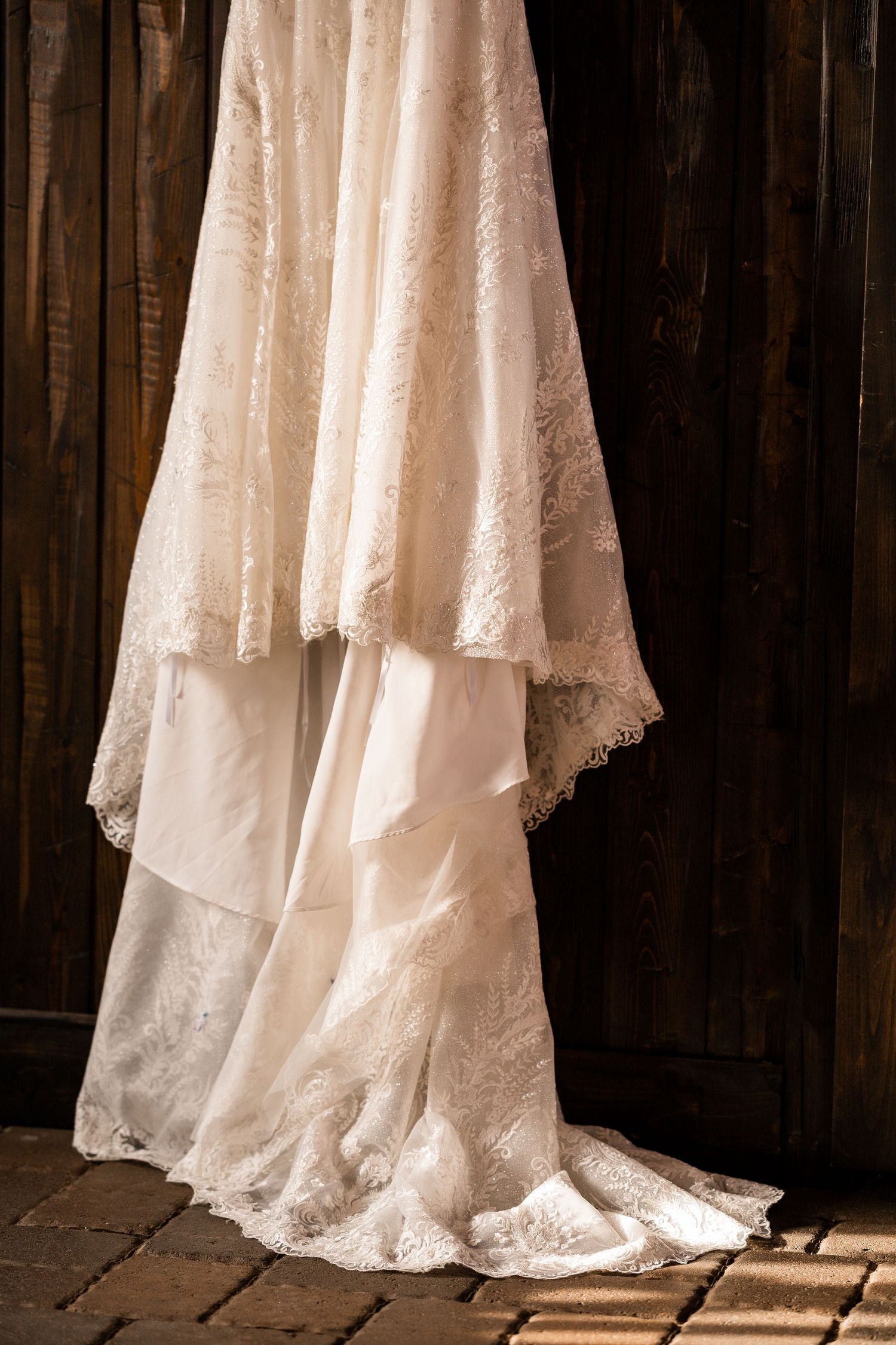 photography, bride, groom, Minnesota, wedding photography, lifestyle, candid, high-end, flowers, details, barn