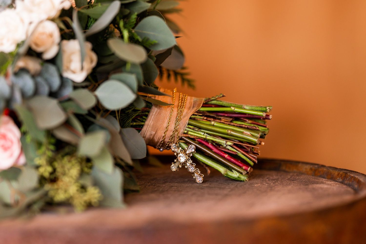 photography, bride, groom, Minnesota, wedding photography, lifestyle, candid, high-end, flowers