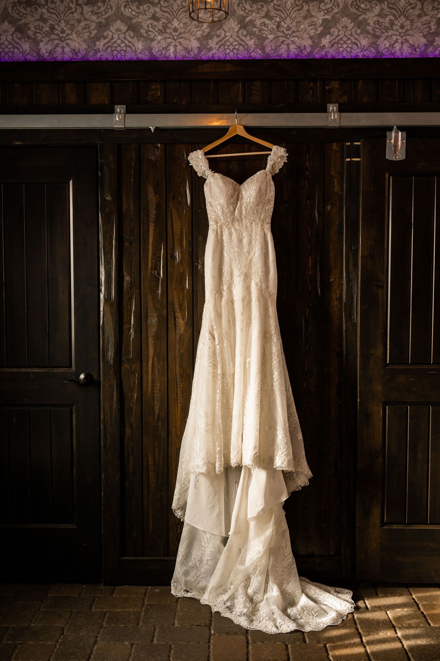 photography, bride, groom, Minnesota, wedding photography, lifestyle, candid, high-end, flowers, details, barn