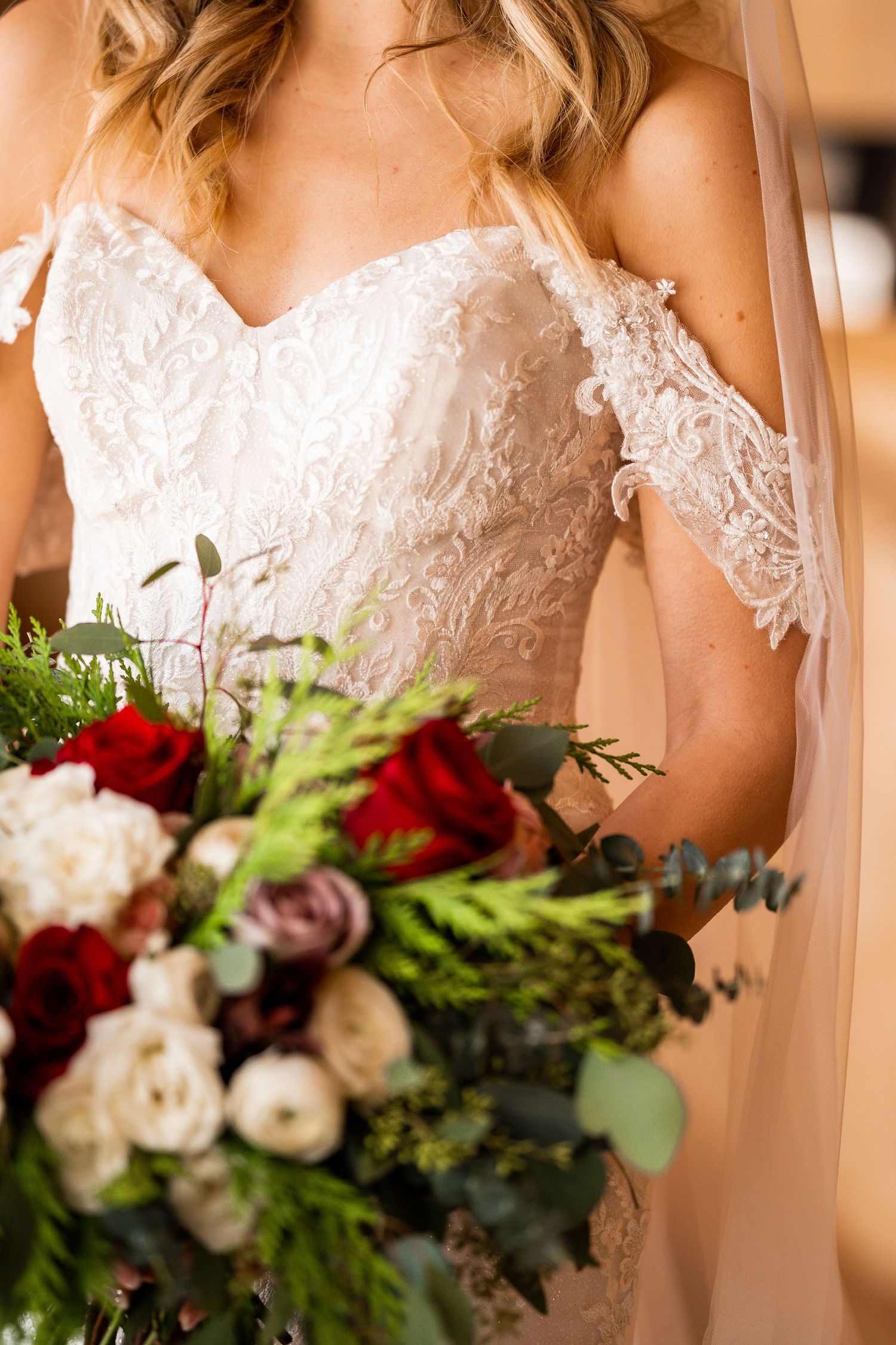 photography, bride, groom, Minnesota, wedding photography, lifestyle, candid, high-end, flowers