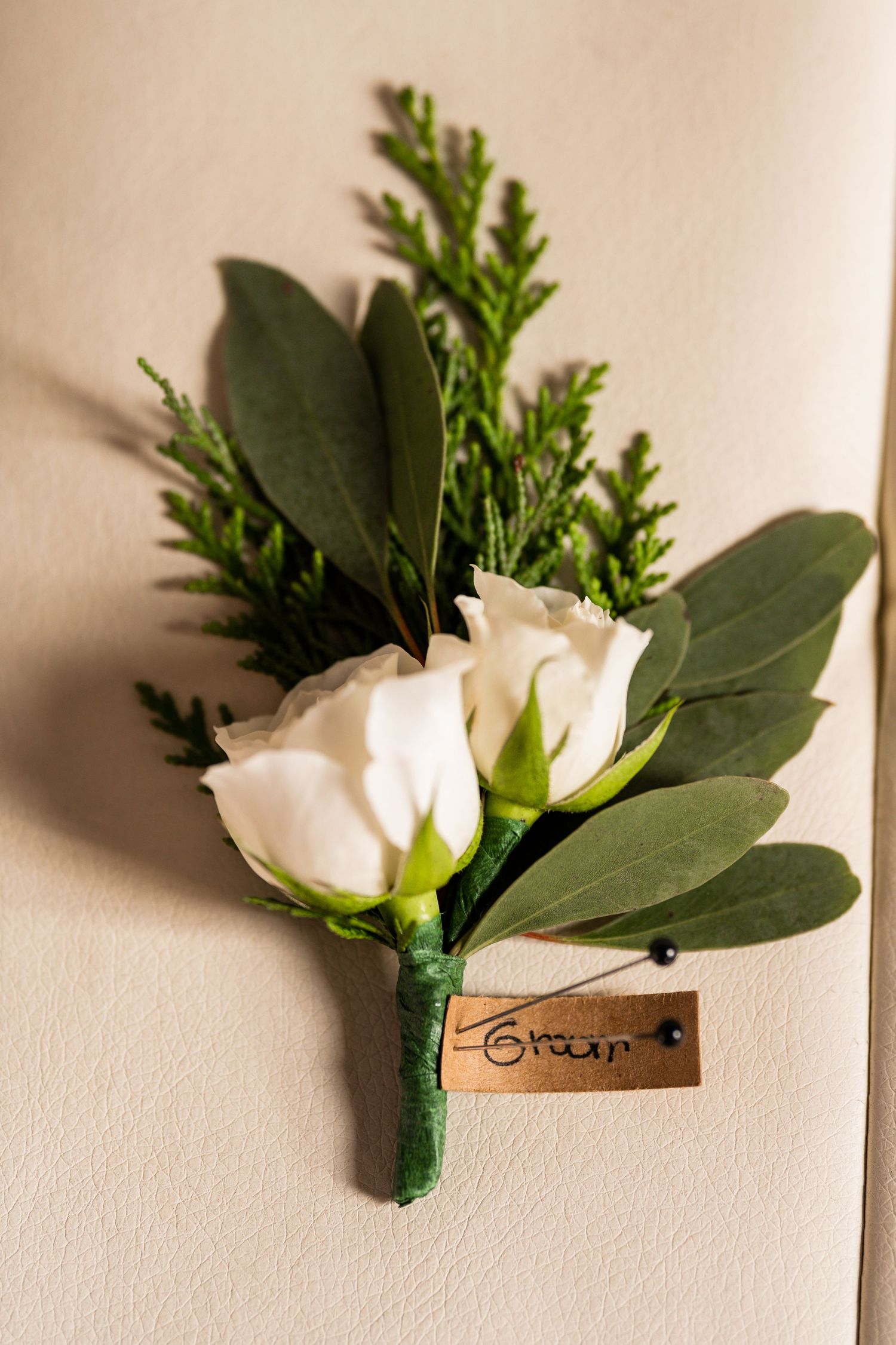 photography, bride, groom, Minnesota, wedding photography, lifestyle, candid, high-end, flowers, details, barn