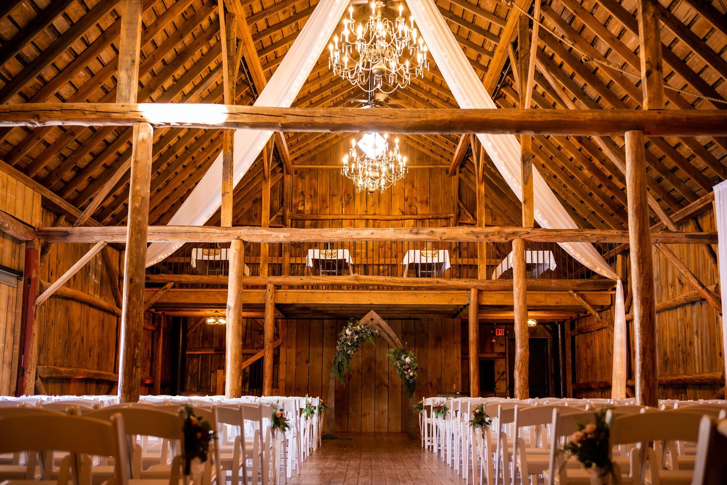 photography, bride, groom, Minnesota, wedding photography, lifestyle, candid, high-end, flowers, barn