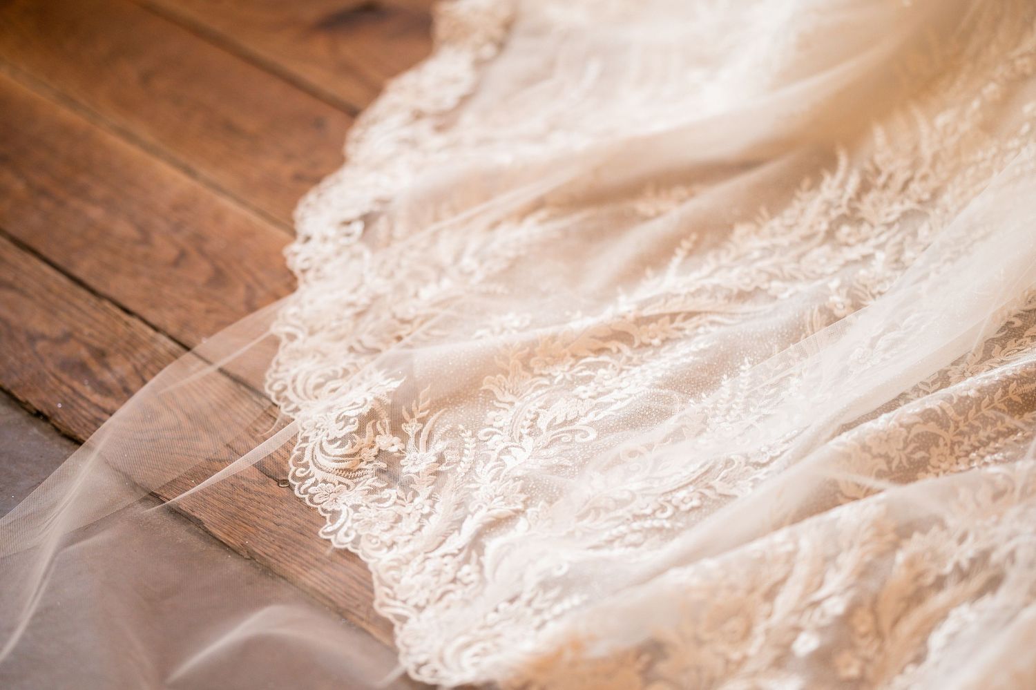 photography, bride, groom, Minnesota, wedding photography, lifestyle, candid, high-end, flowers