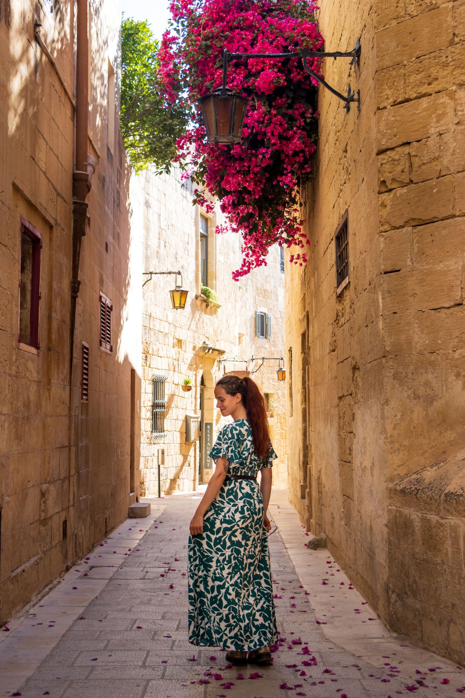Photo en lumière naturelle d'une femme sur Nancy et ses alentours.
