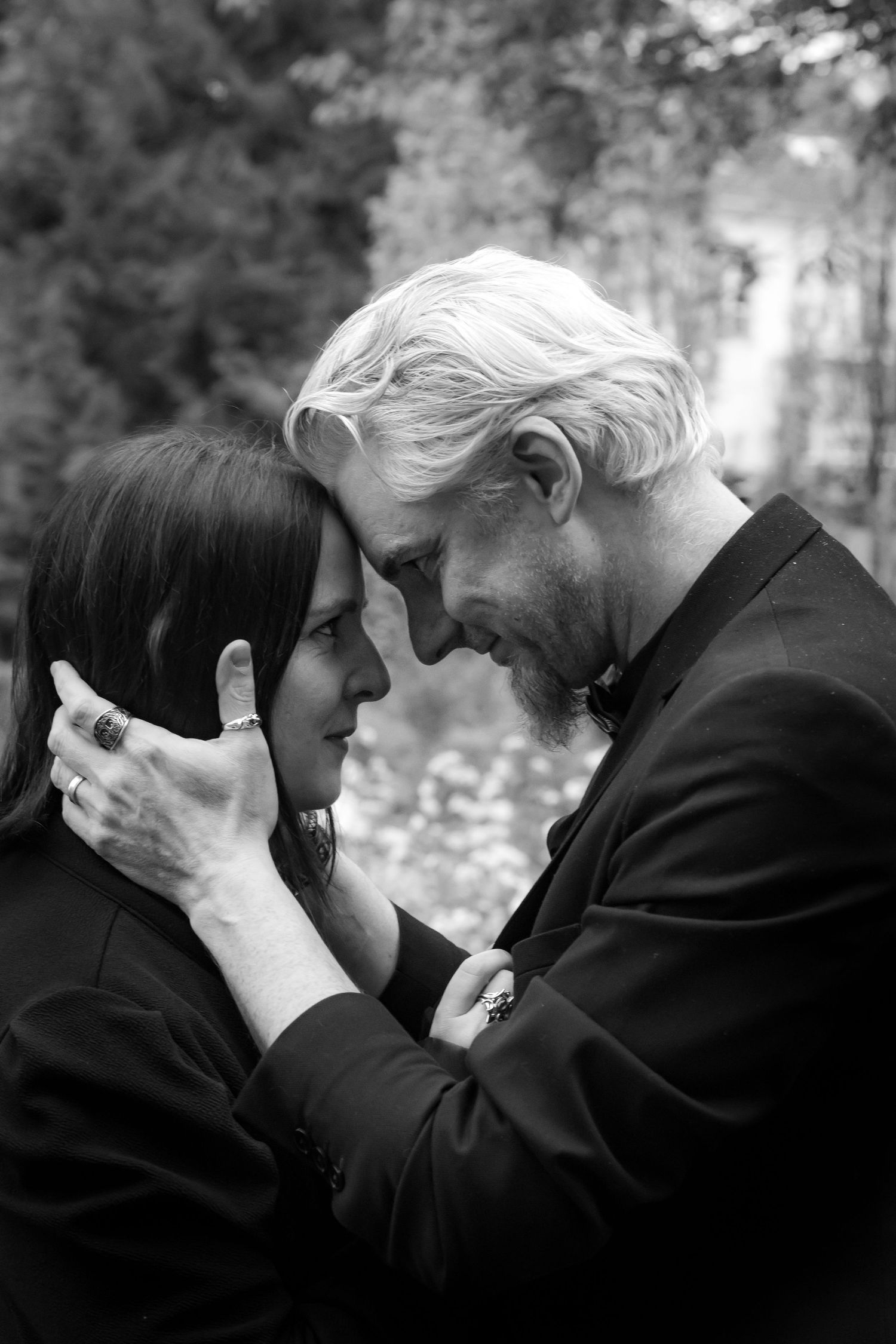 Photo en lumière naturelle d'un couple sur Nancy et ses alentours. En noir et blanc